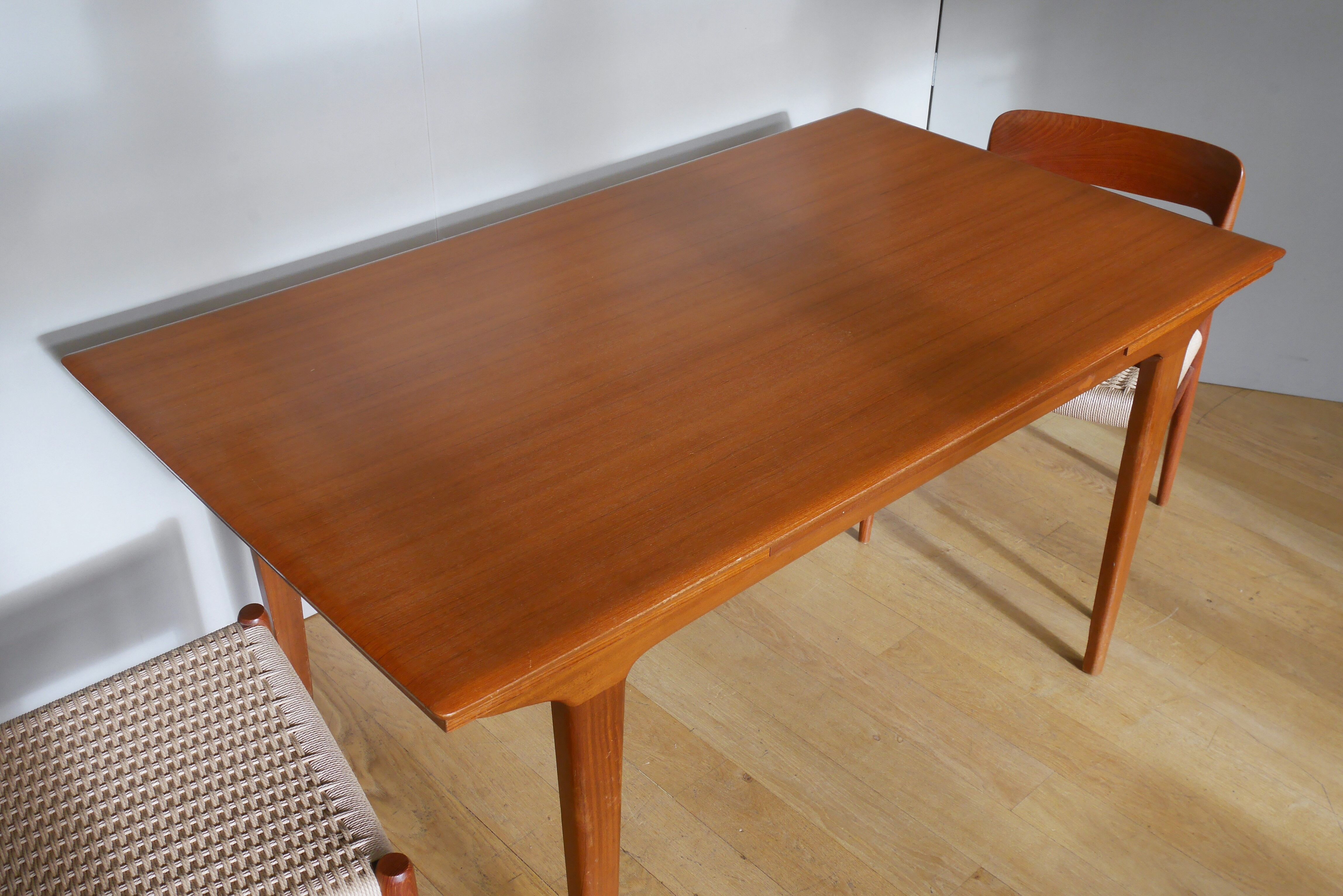 Rectangular Scandinavian extendable teak table