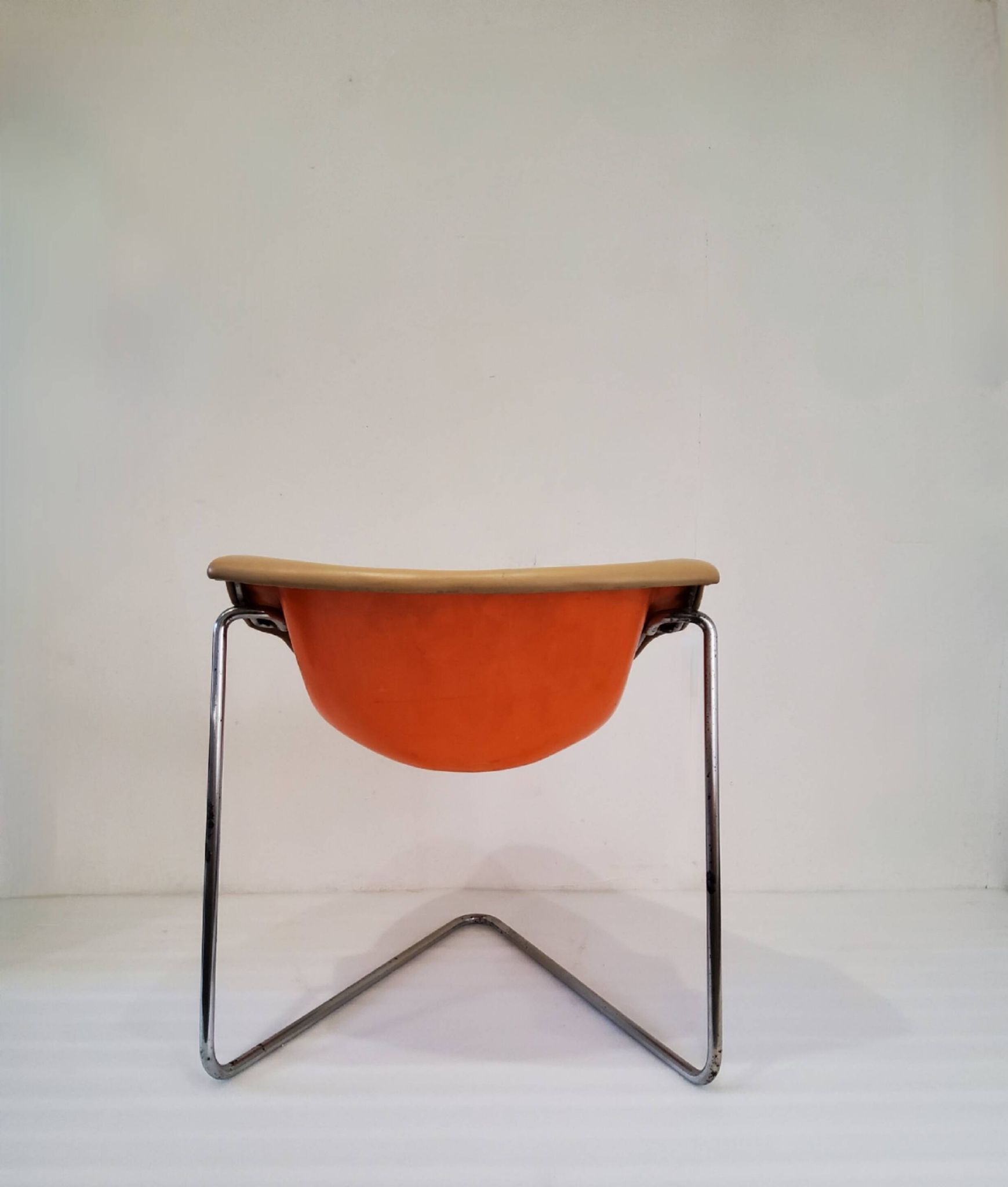 "Pussycat" chair design by Kwok Hoi Chan in leather
