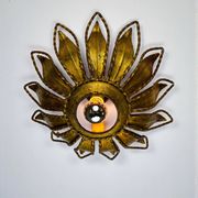 Applique ou luminaire de plafond en fer doré en forme de soleil espagnol, vers 1960.