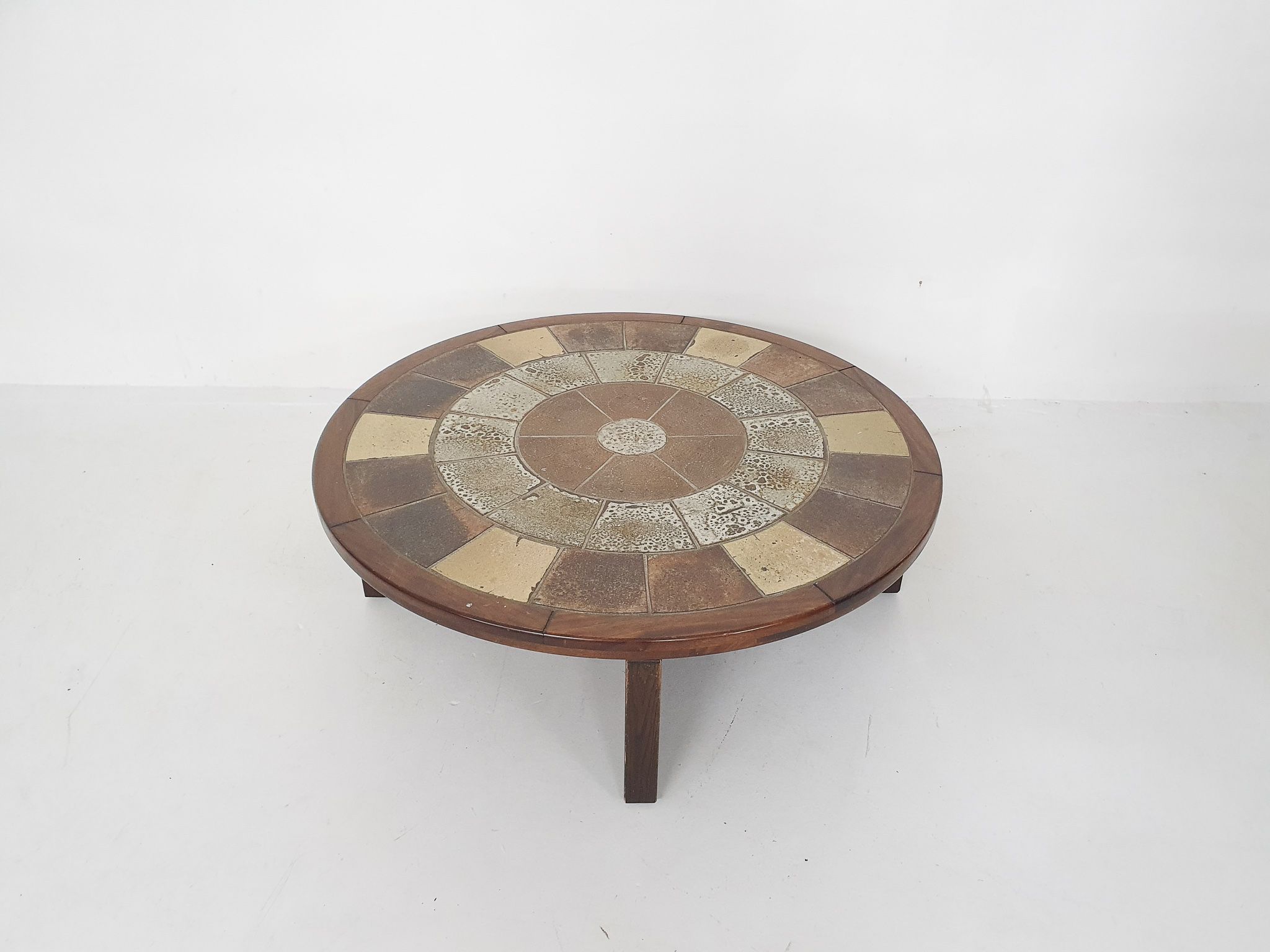 Tue Poulsen pour Haslev Møbelsnedkeri, table basse en pierre et chêne, Danemark années 1960