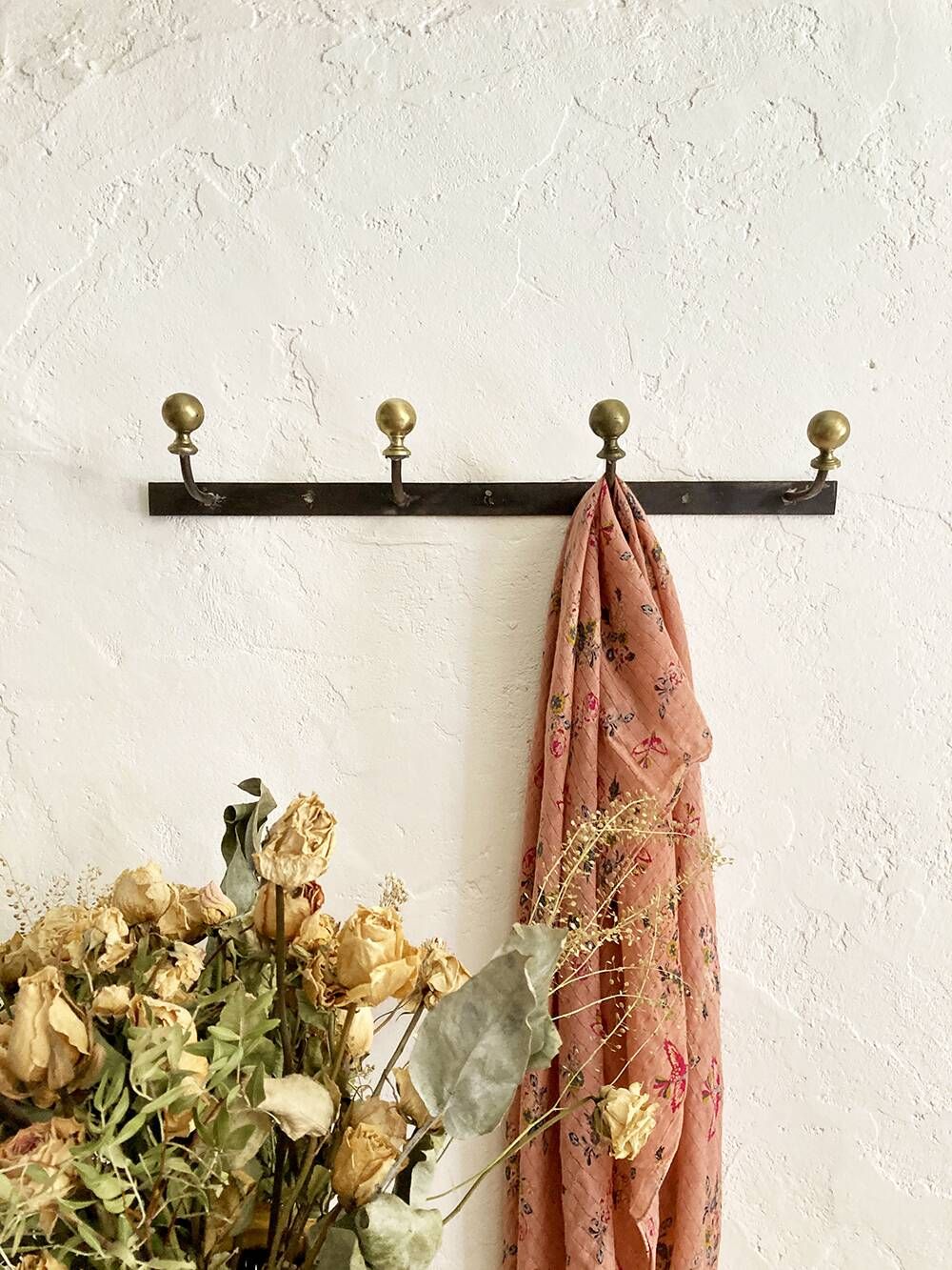 Wall-mounted coat rack with 4 hooks in metal and brass