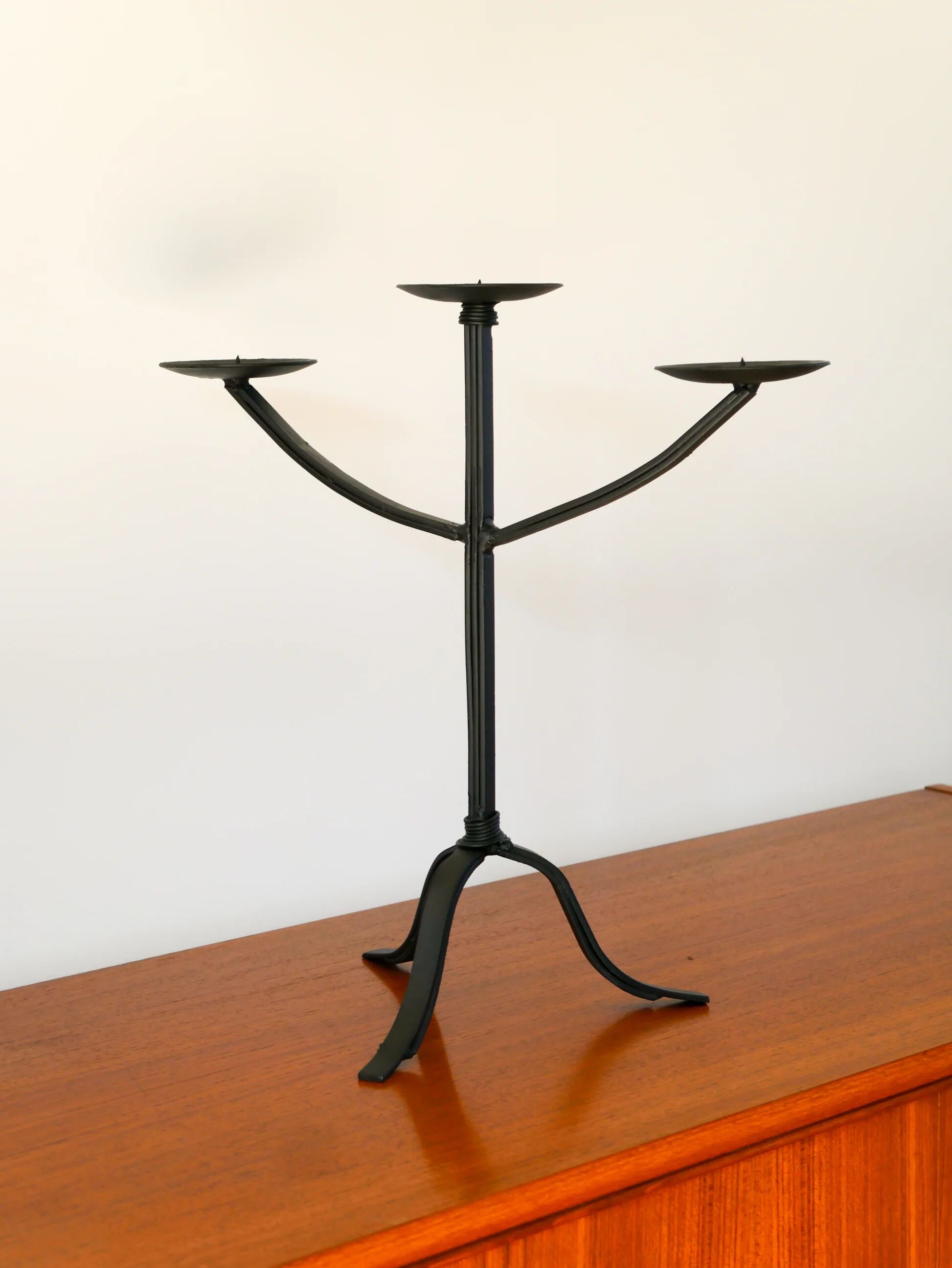 Très grand chandelier tripode en fer noir, scandinave, brutaliste, 1970 - 42 cm