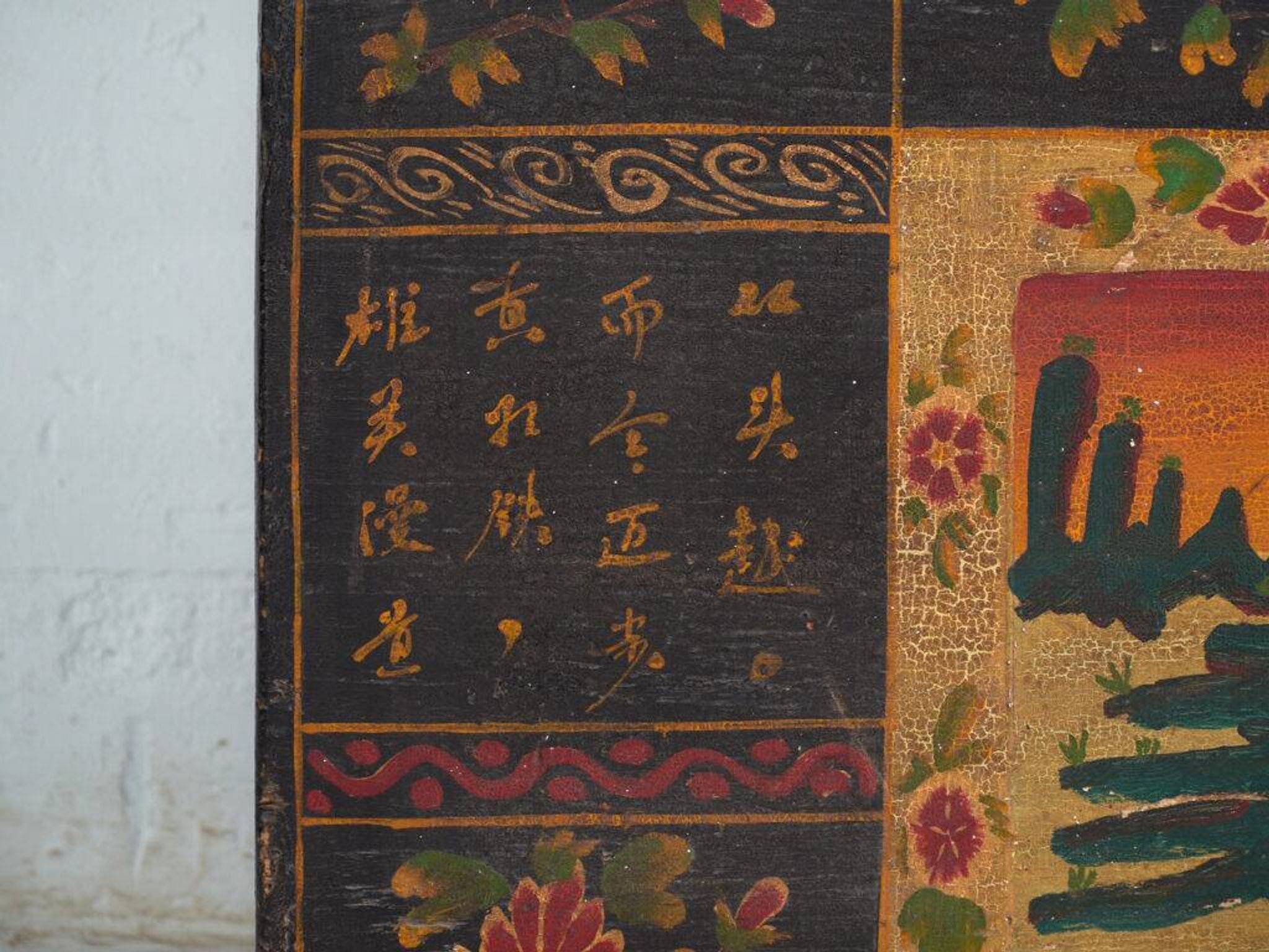 Coffre ancien peint en bois de pin – Chine, vers 1900