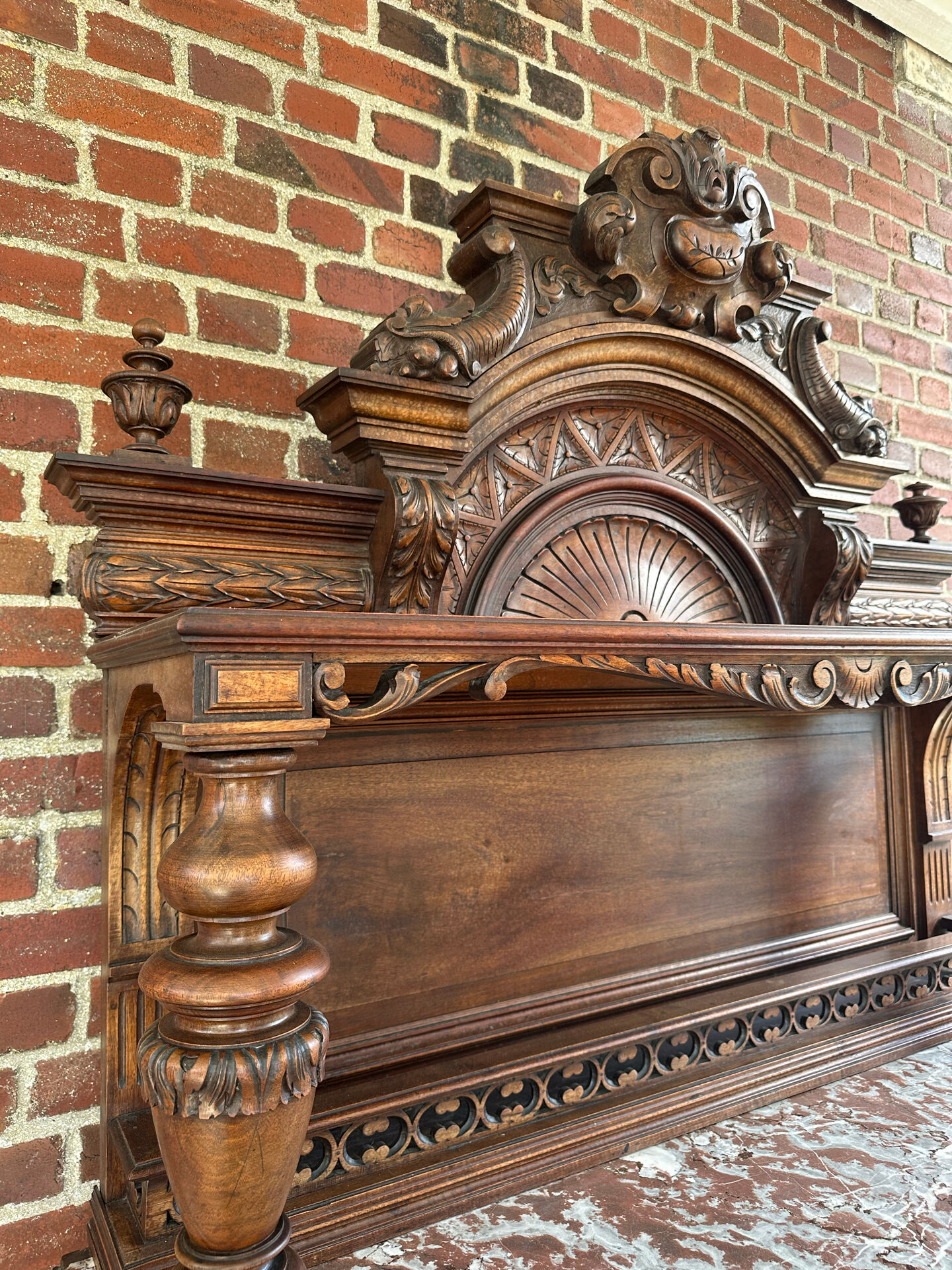 Desserte - Buffet ancien en noyer Henri II XIXeme