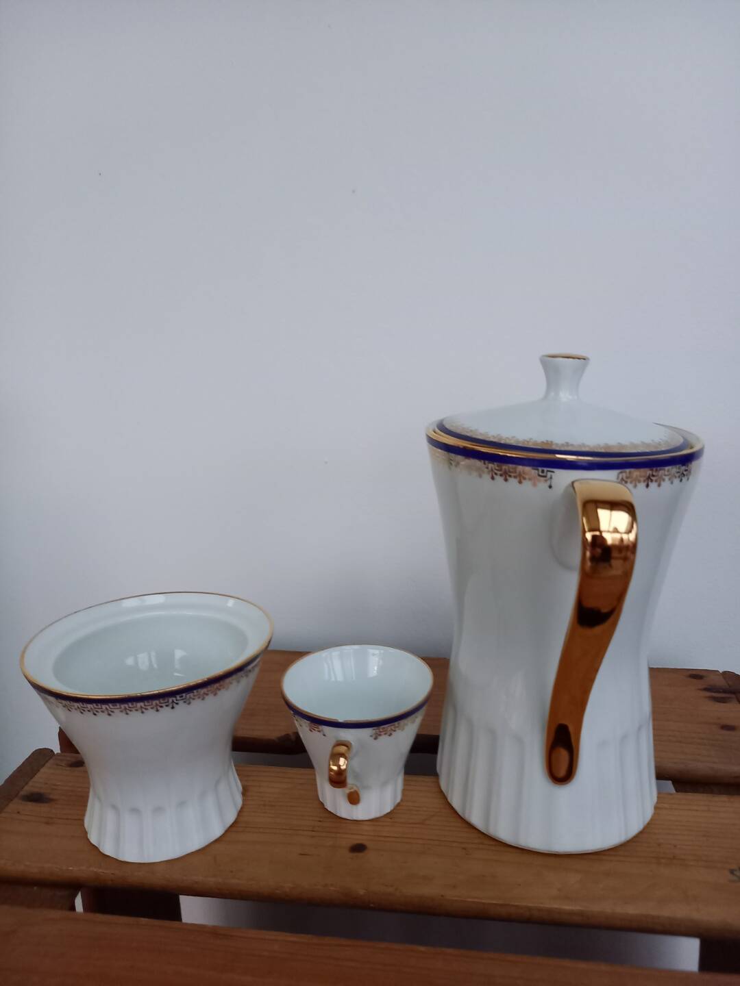 Coffee pot, sugar pot, 1 cup and saucer.