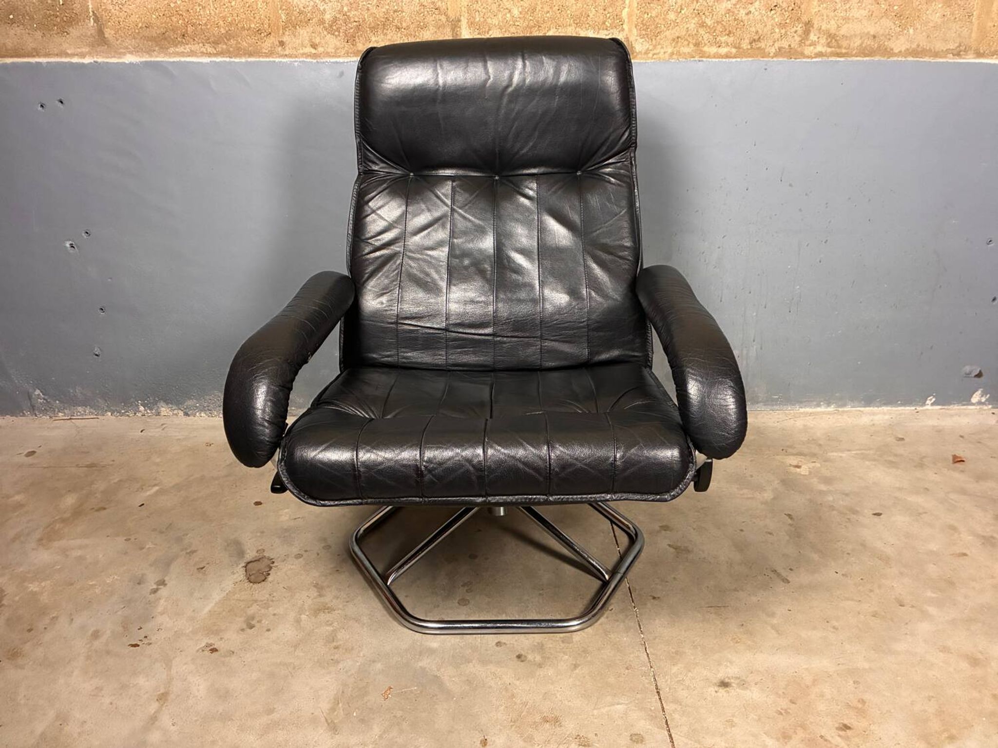 Chrome leather footrest in Danish design by Unico