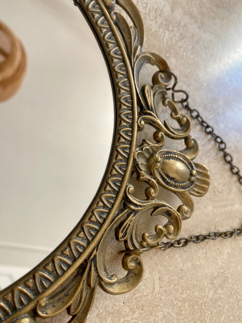 Oval mirror in gilded brass
