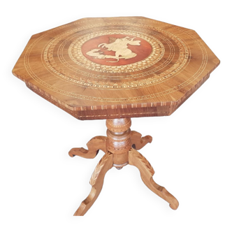 Table pedestal table in wood and marquetry, central decoration top with epoxy resin rust color
