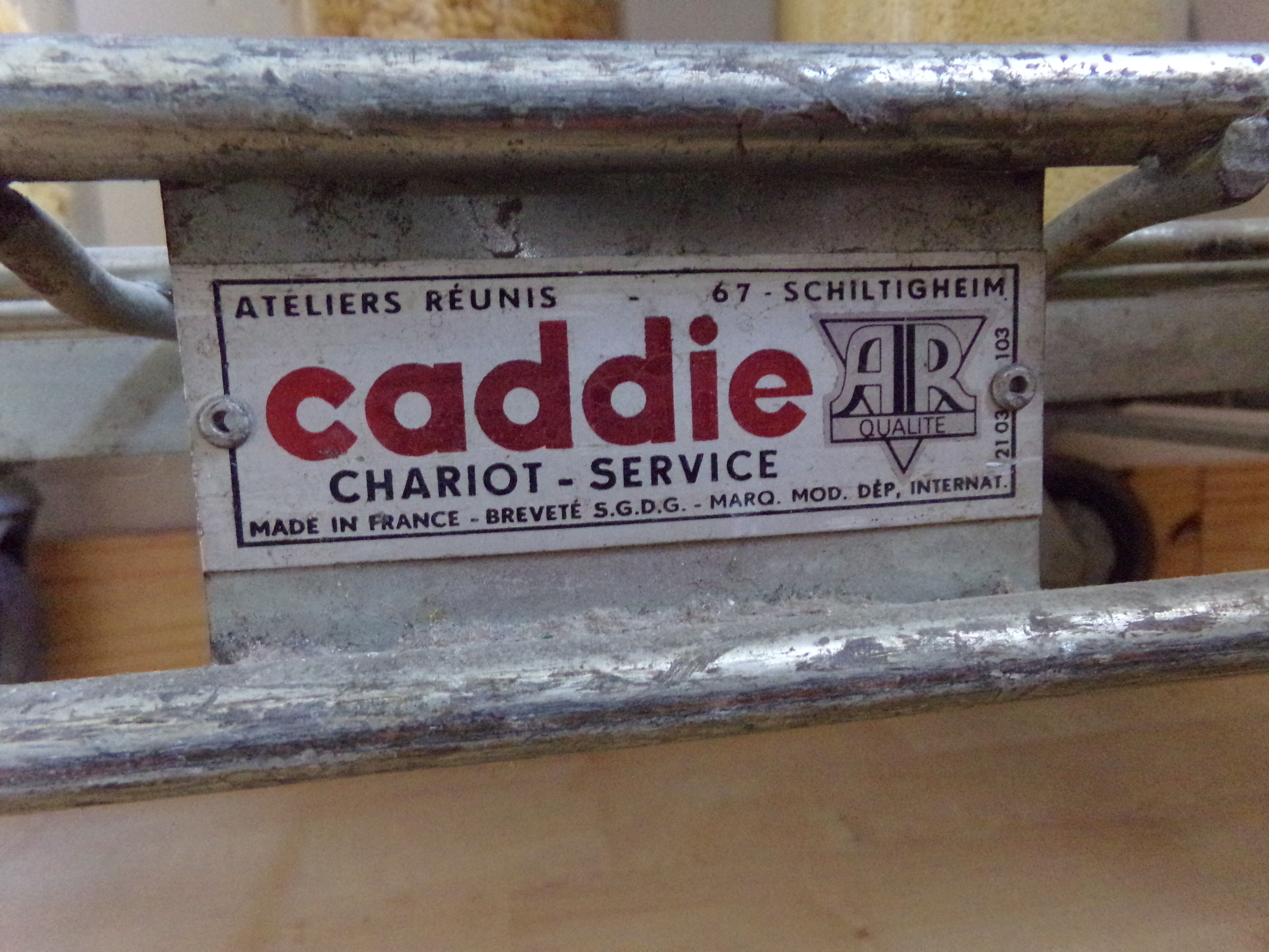 Etagère métallique sur roues