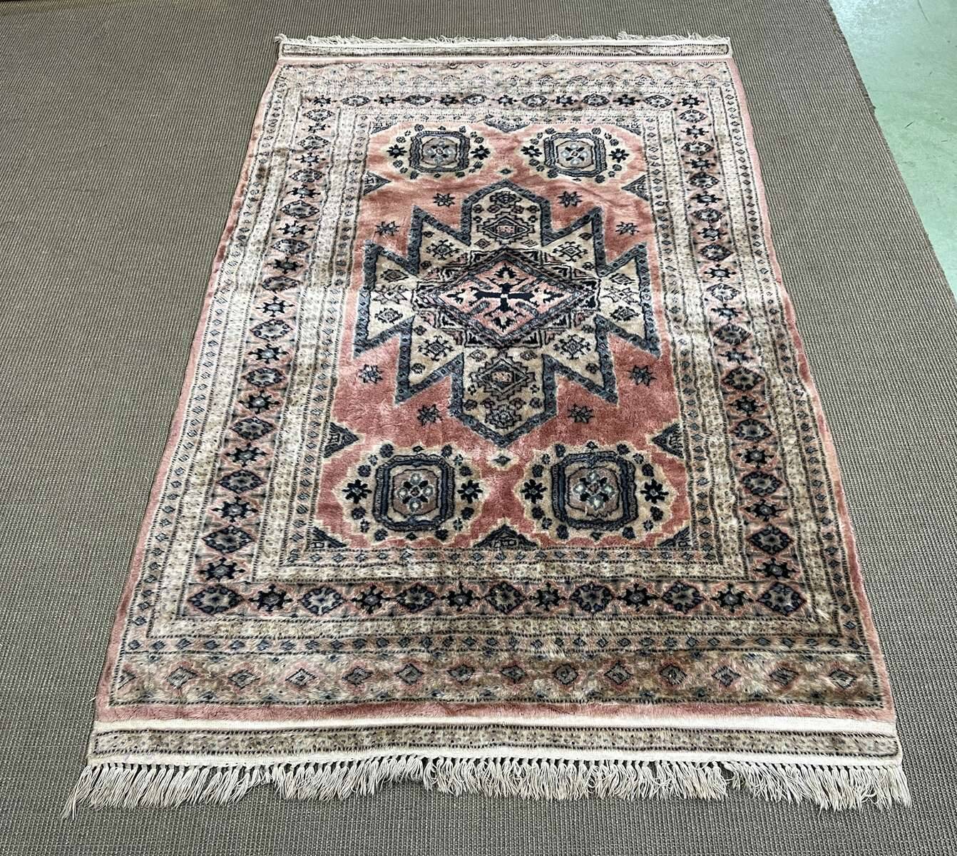 Handmade Pakistani wool rug