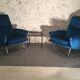 Paire de fauteuils de Guy Besnard en velours bleu