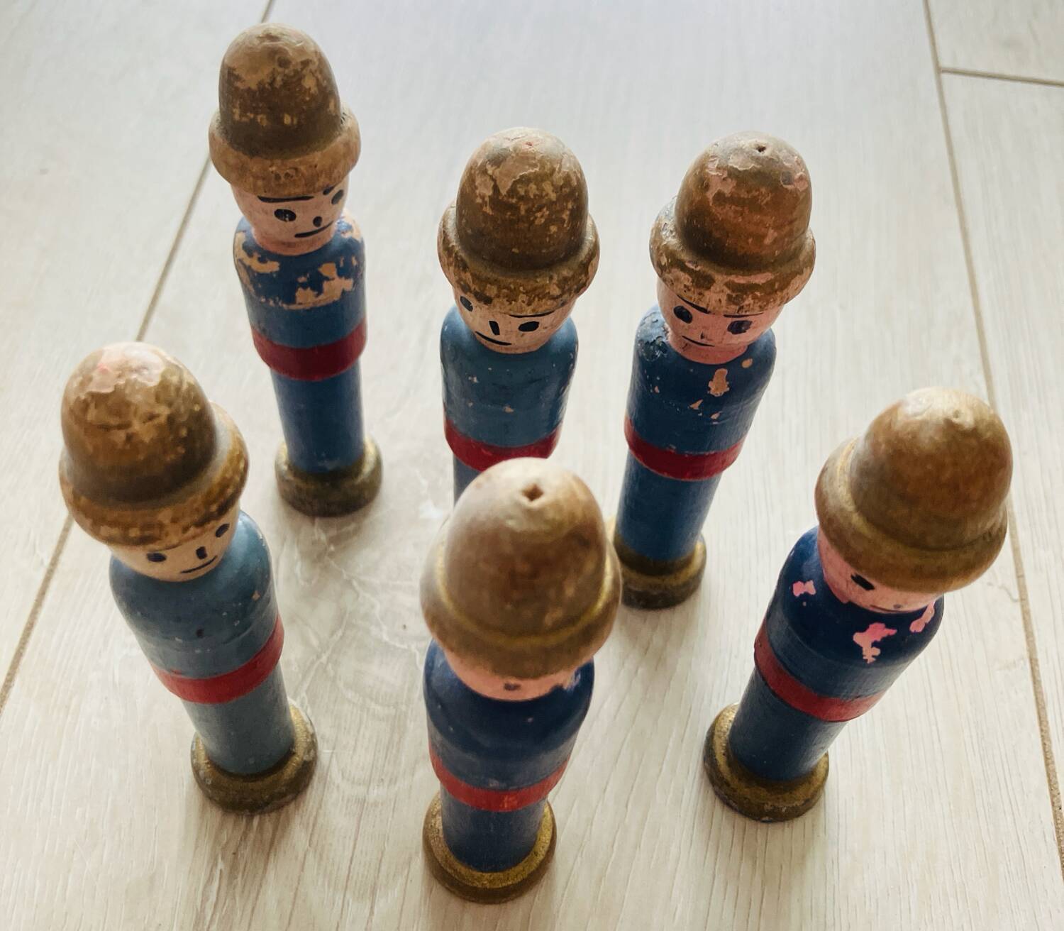 Set of 6 small soldiers