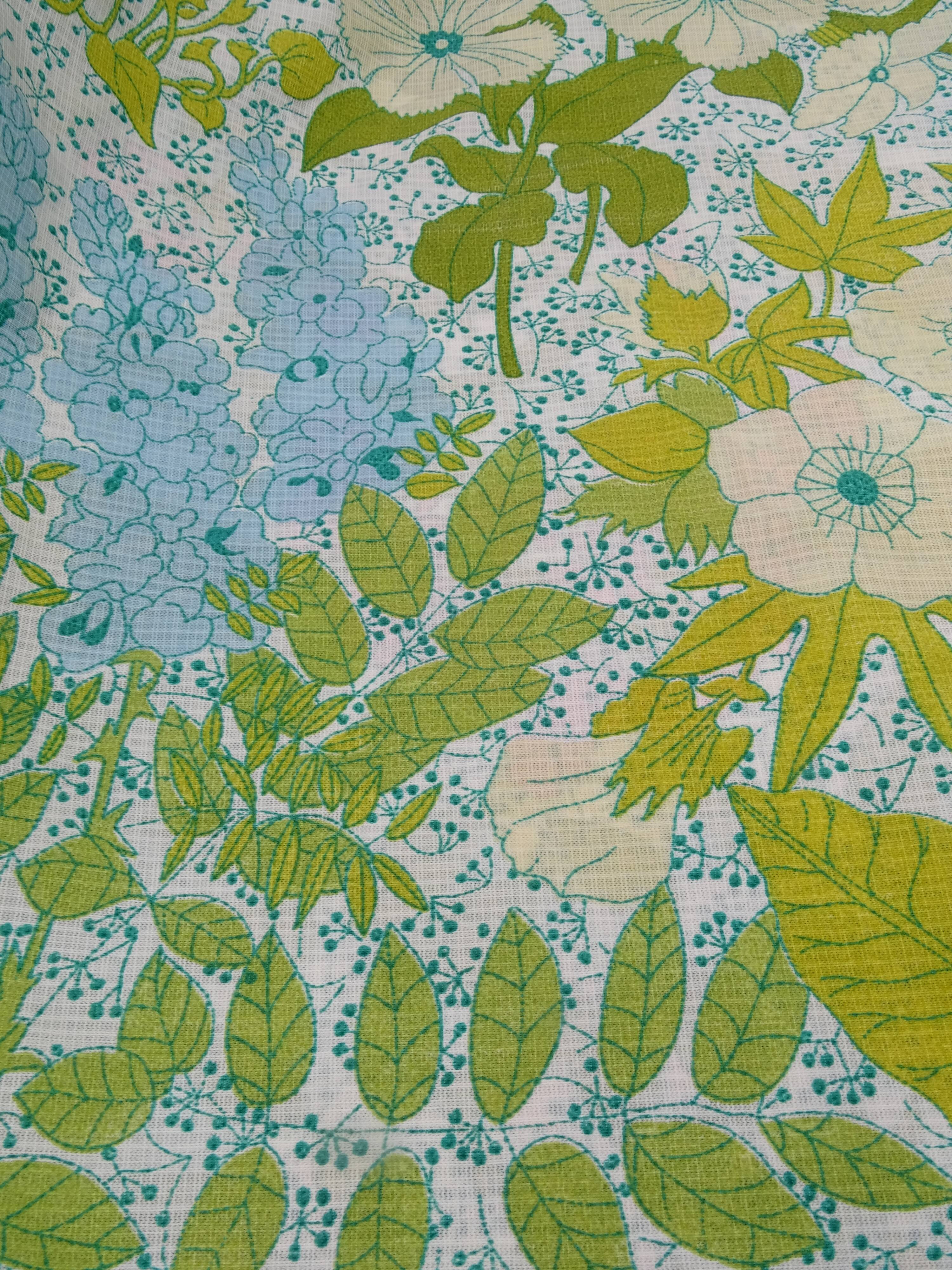 Nappe ronde à décor de fleurs vers 1970
