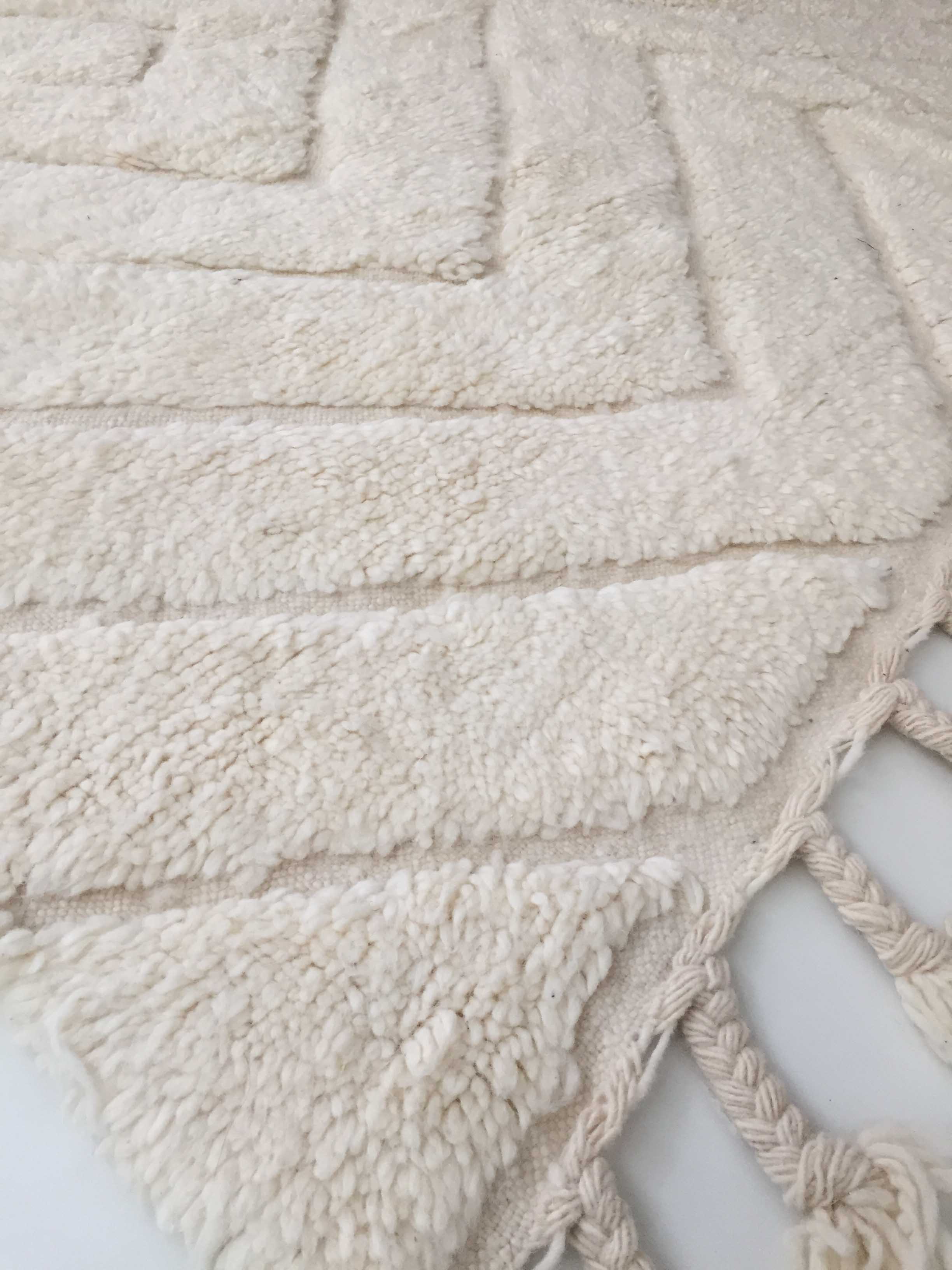 Moroccan Berber carpet Beni Ouarain unbleached with engraved diamonds 305x198cm