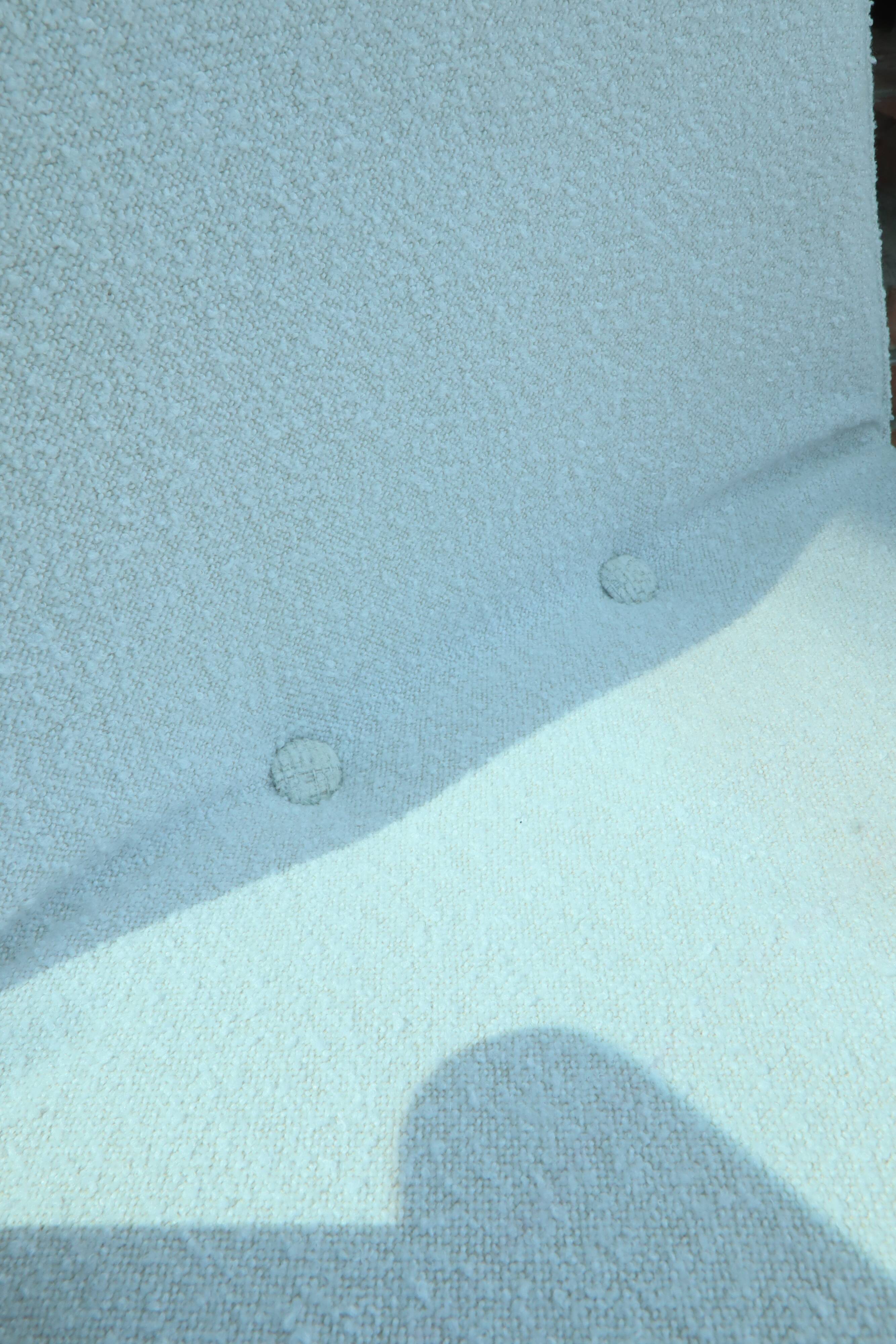 Fauteuil vintage Boucle Blanche par J. Chierowski n°366, 1960, Pologne Rénové en Bois de Hêtre Foncé