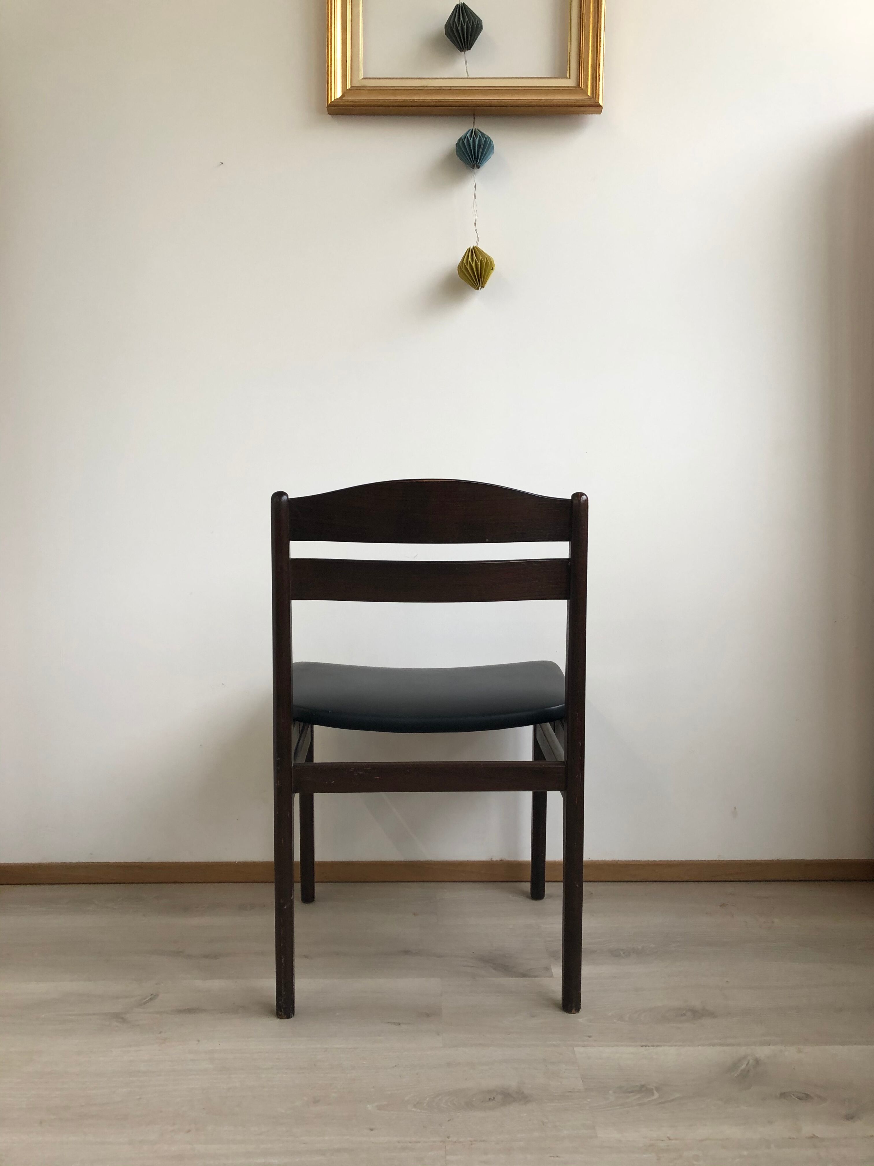 Paire de chaises danoises des années 60 en teck et skaï noir