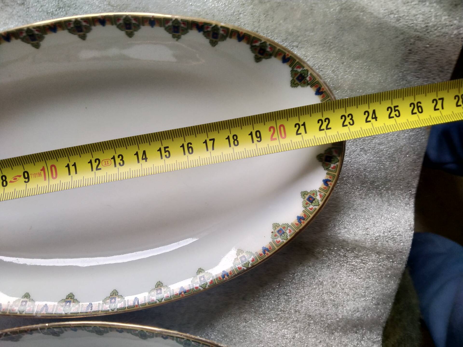 2 porcelain dishes with lions in the French Art Deco style