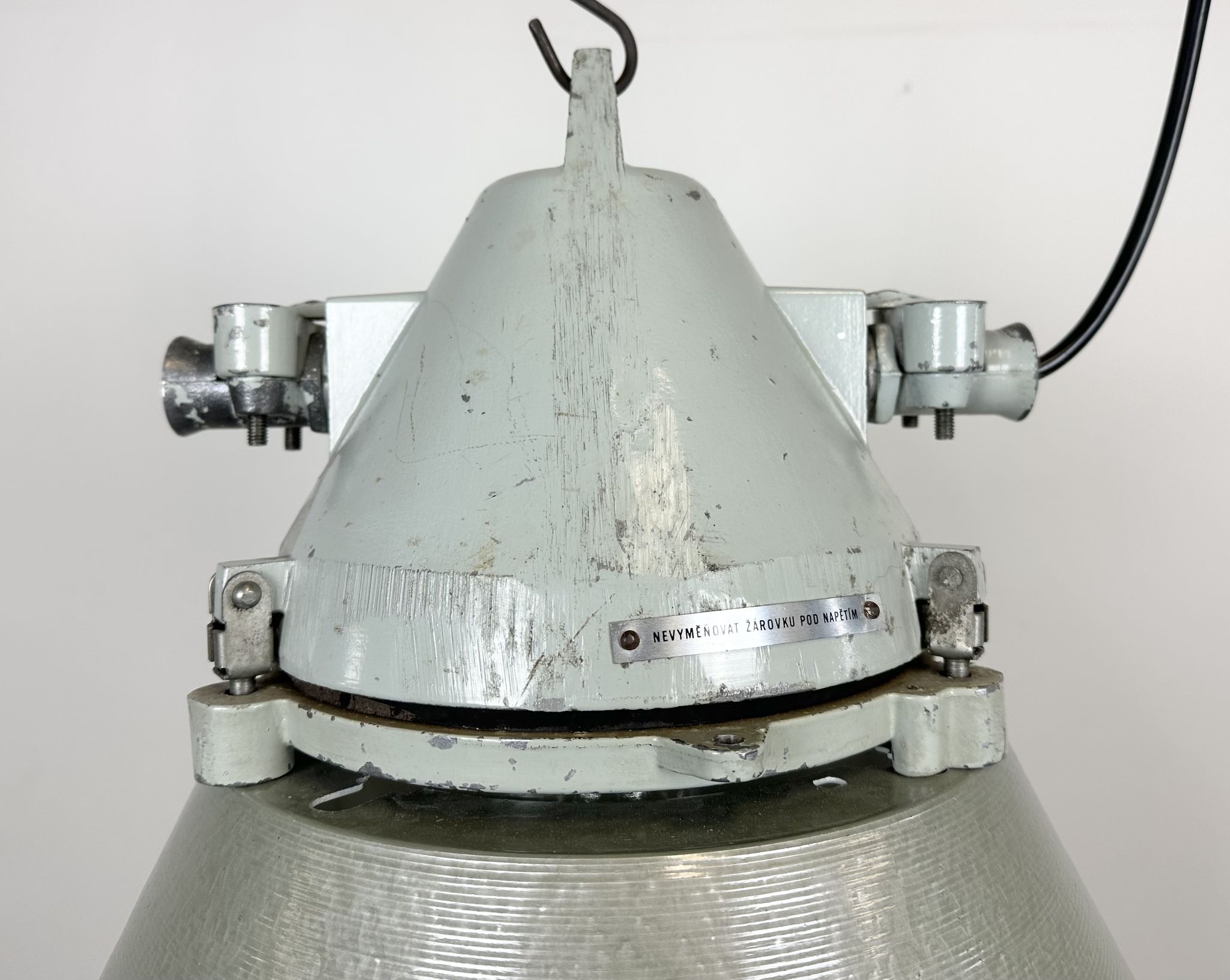 Lampe antidéflagrante industrielle avec abat-jour en aluminium d’Elektrosvit, années 1970