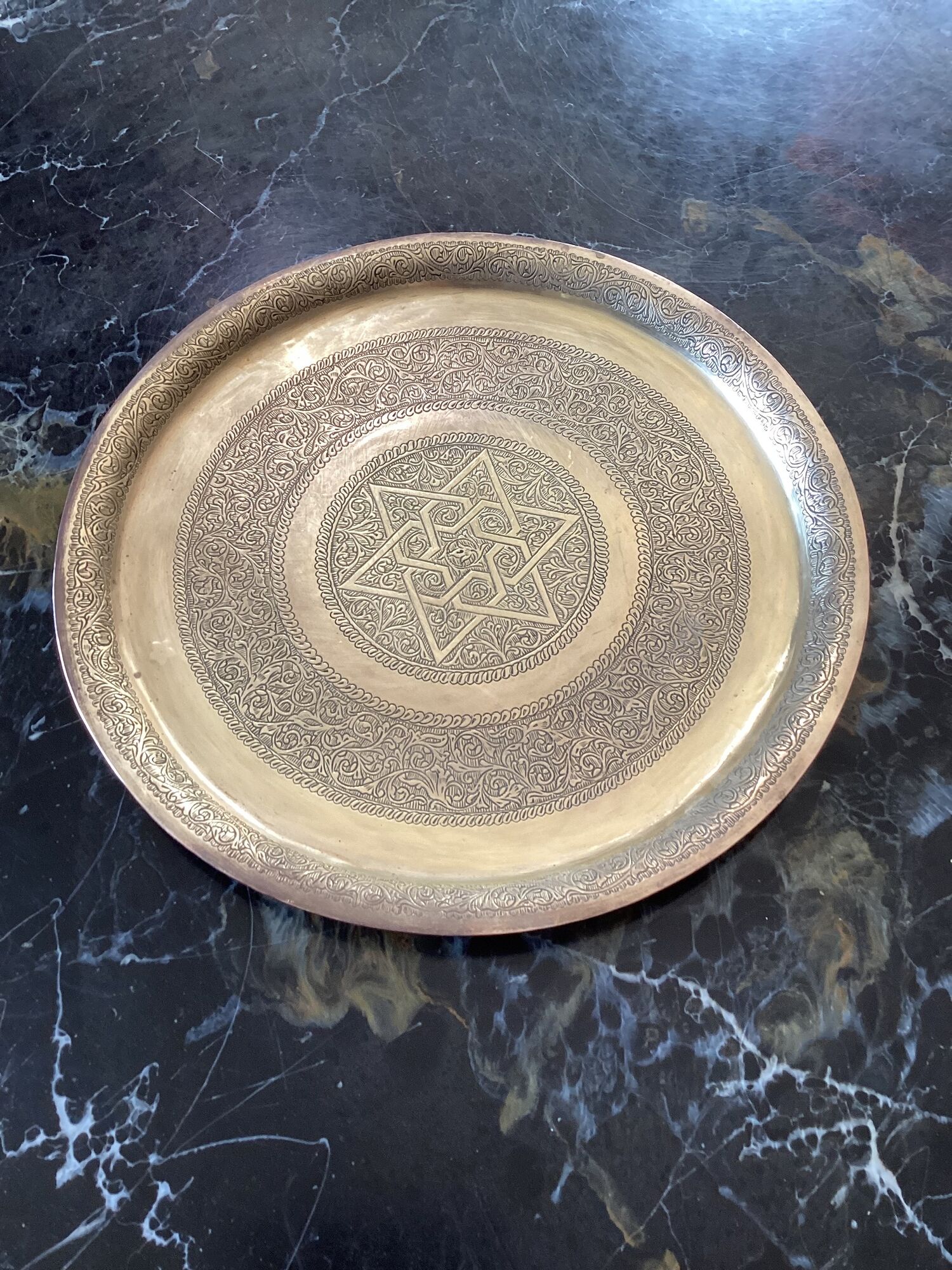 Moroccan tray in gilded brass dimension: height -2.5cm- diameter -35cm-