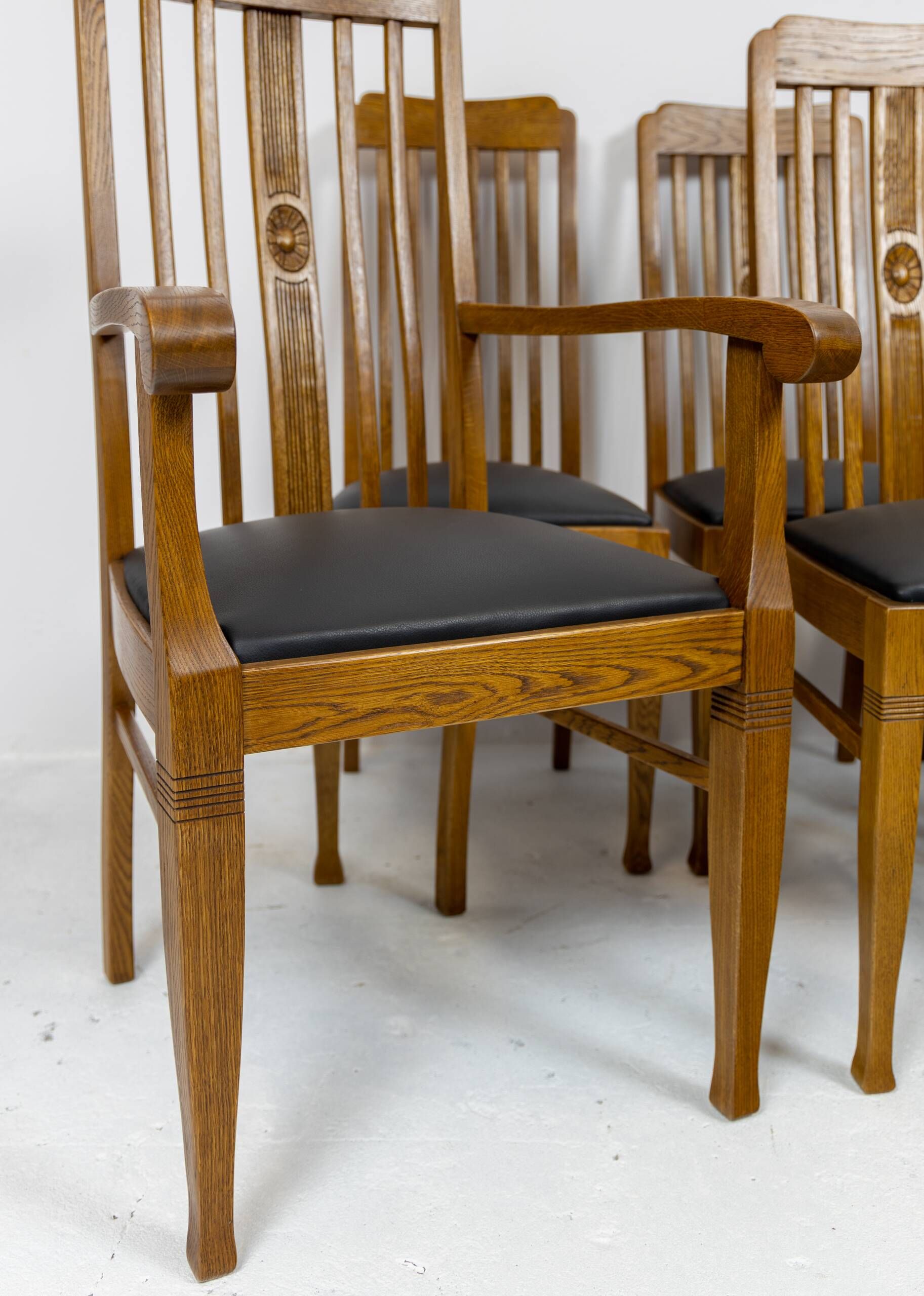Set of 6 Art Nouveau chairs and armchairs in oak and leather.