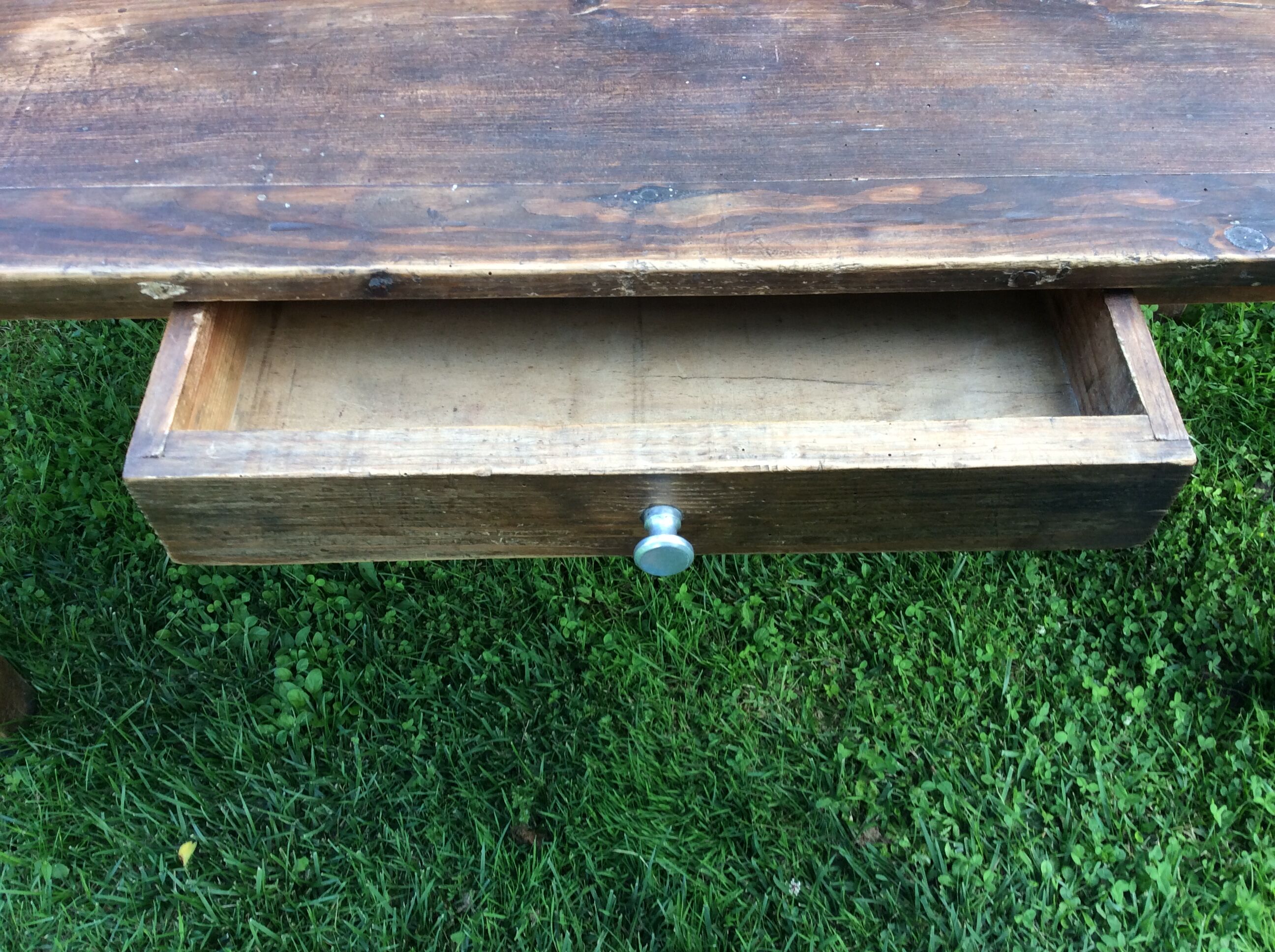 Extendable farm table