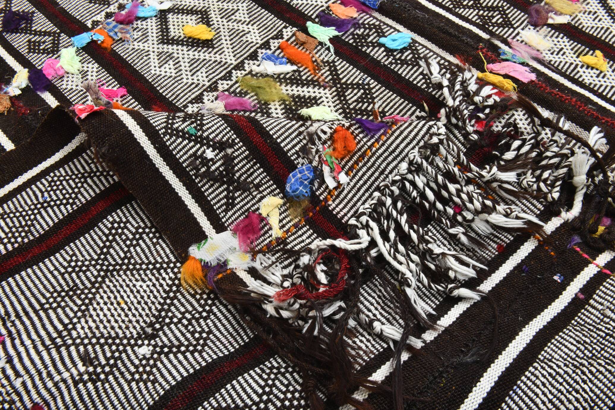 Tapis kilim turc blanc et noir