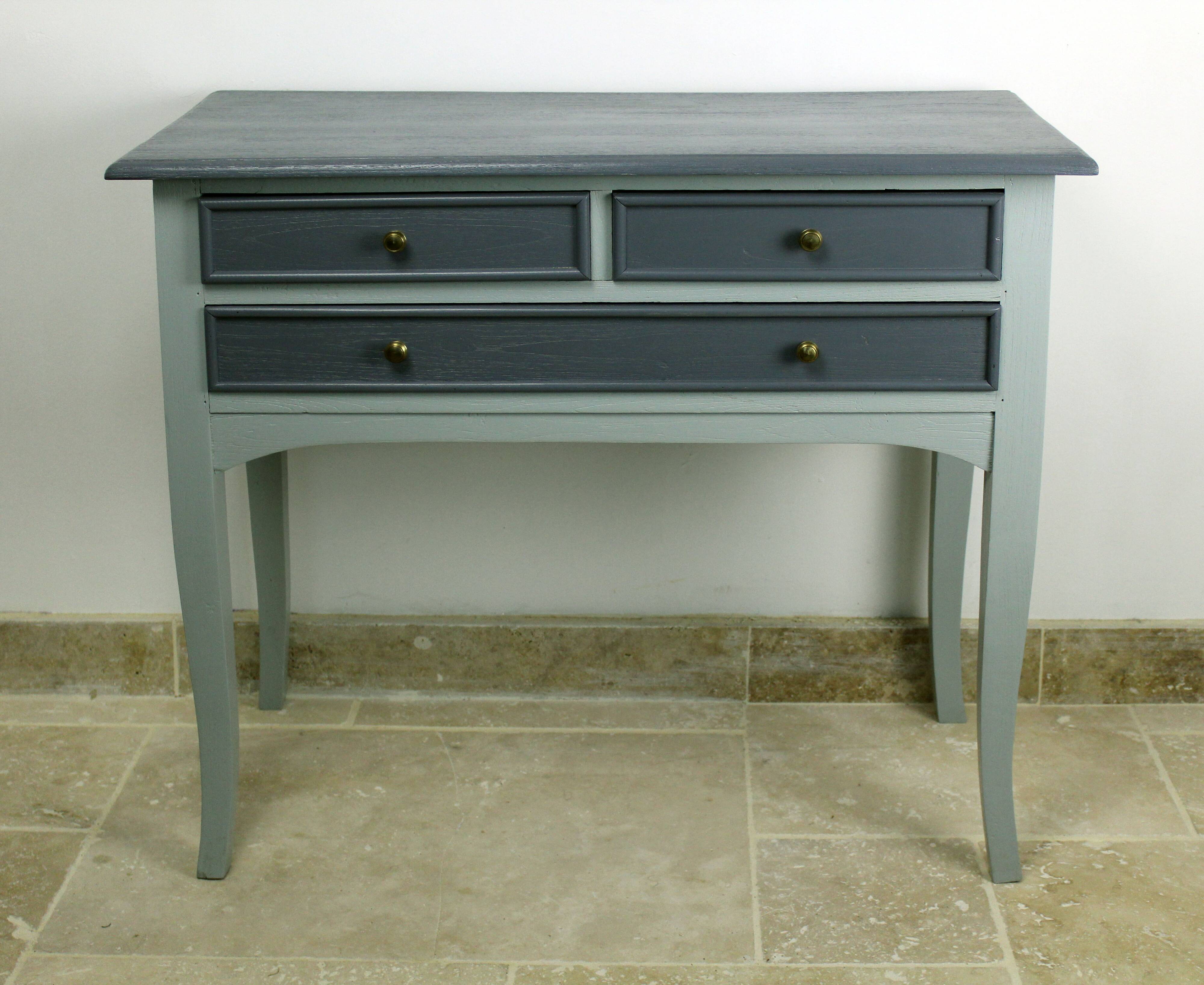Small console table – ideal at the end of a sofa.