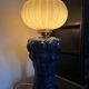 Lampe à poser vintage en céramique bleue et globe blanc plissé