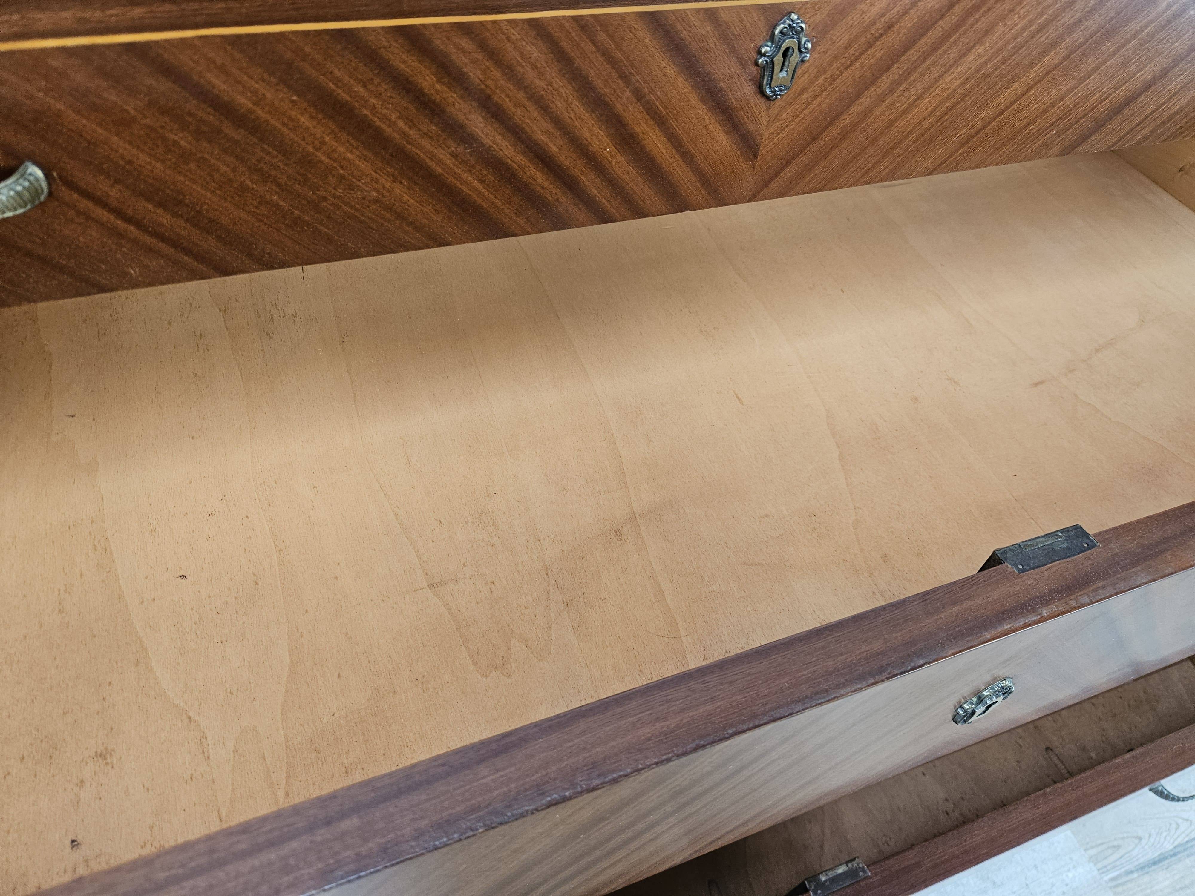 Commode des années 1980 en noyer, palissandre et érable.