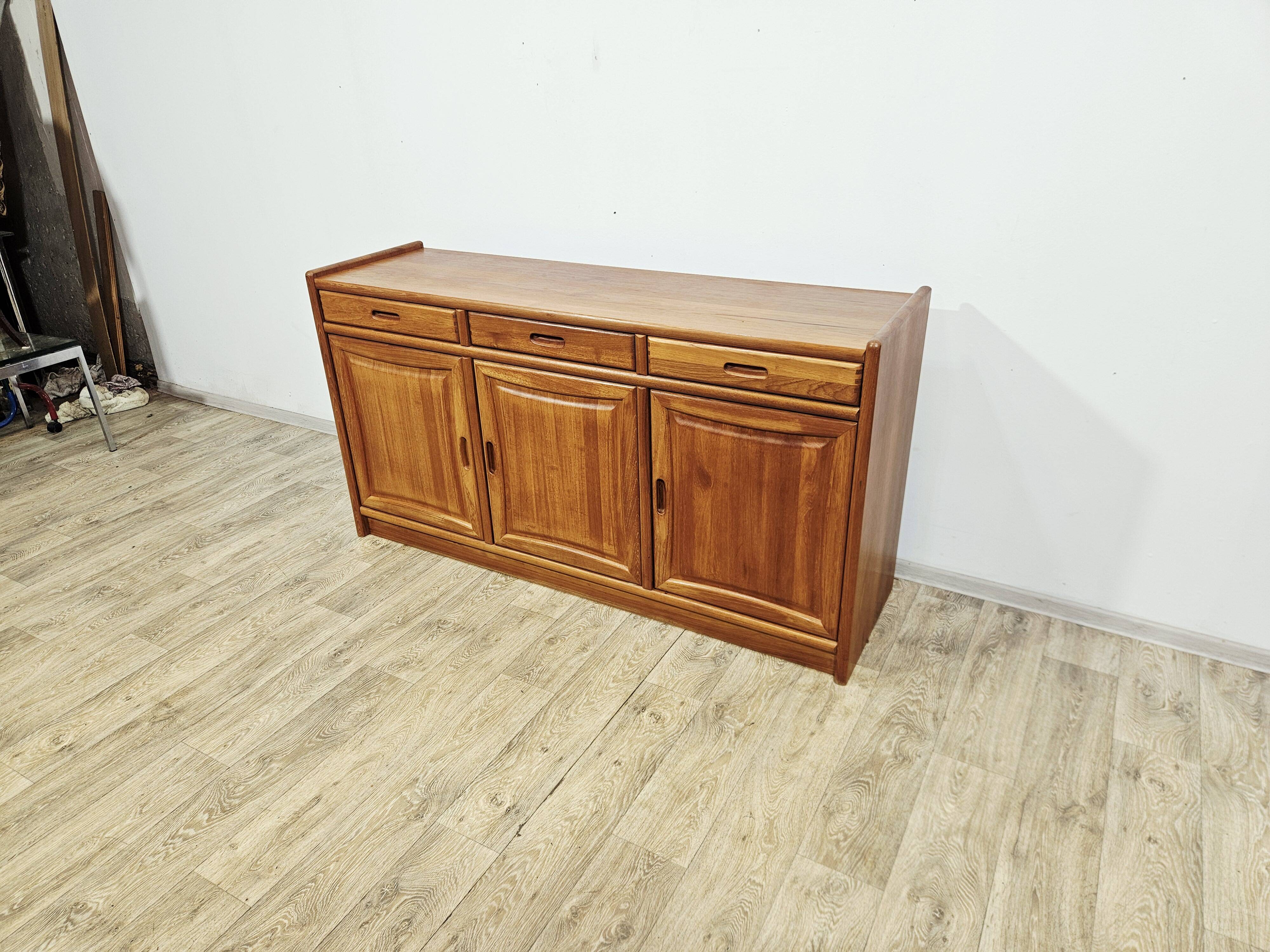 Buffet danois moderne Dyrlund Dania en teck, années 1980