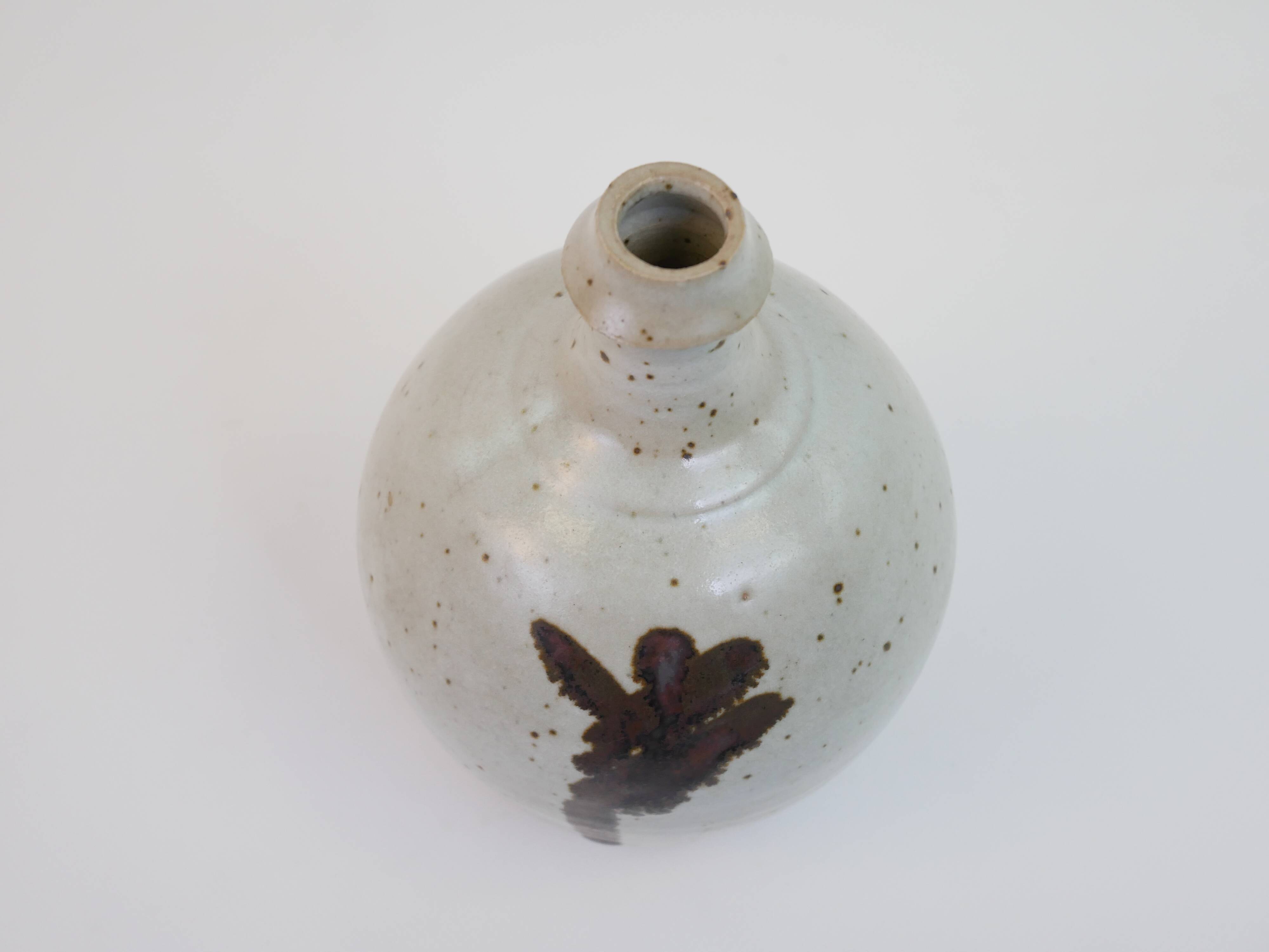 Bouteille en grès à motif végétal abstrait signé Herbes Folles