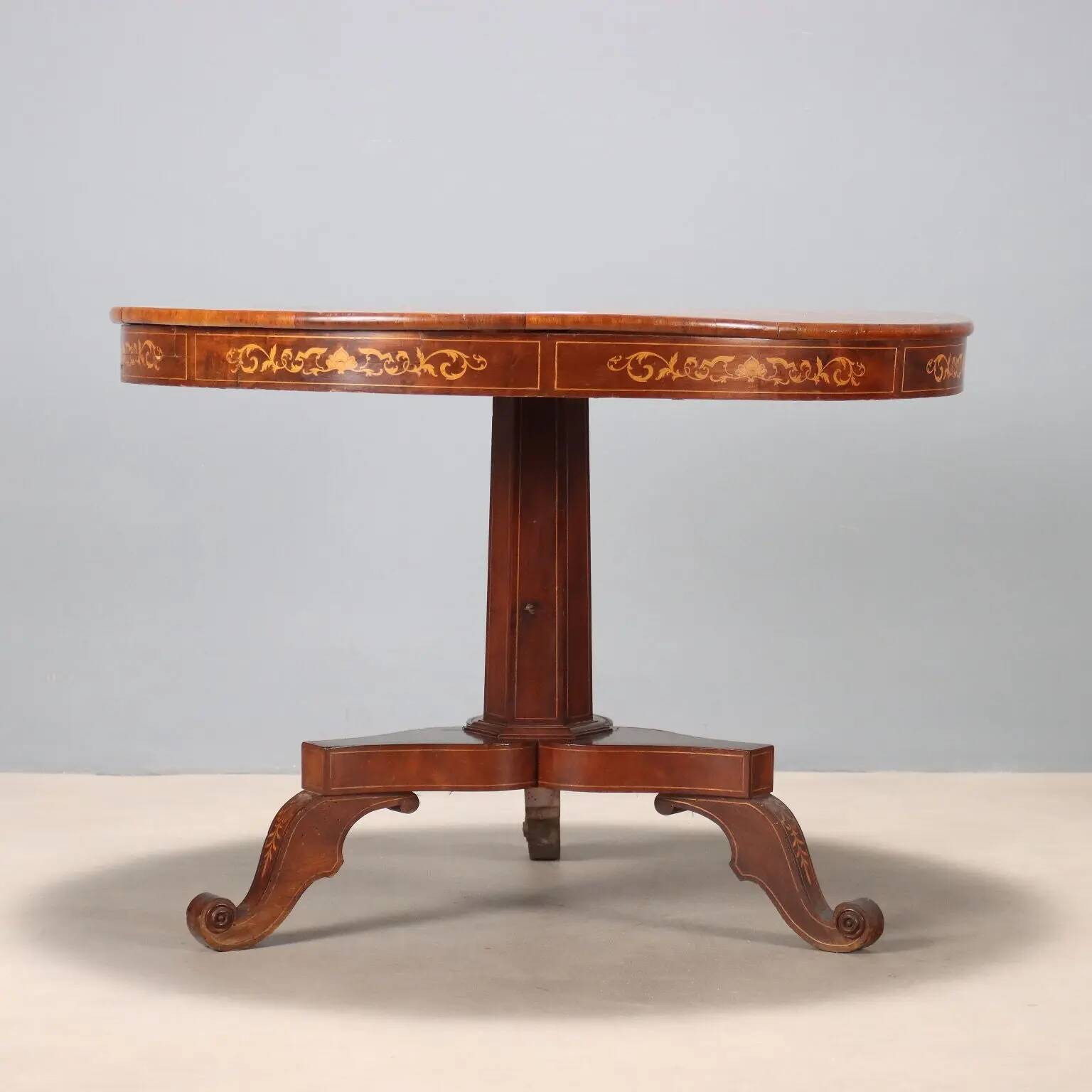 Table ancienne Charles X en acajou marqueté, Italie, XIXe siècle