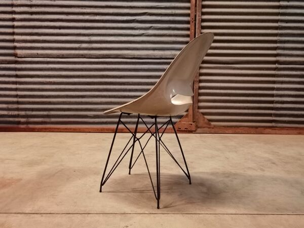 Chaise grise par Miroslav Navràtil édition Vertex 1959