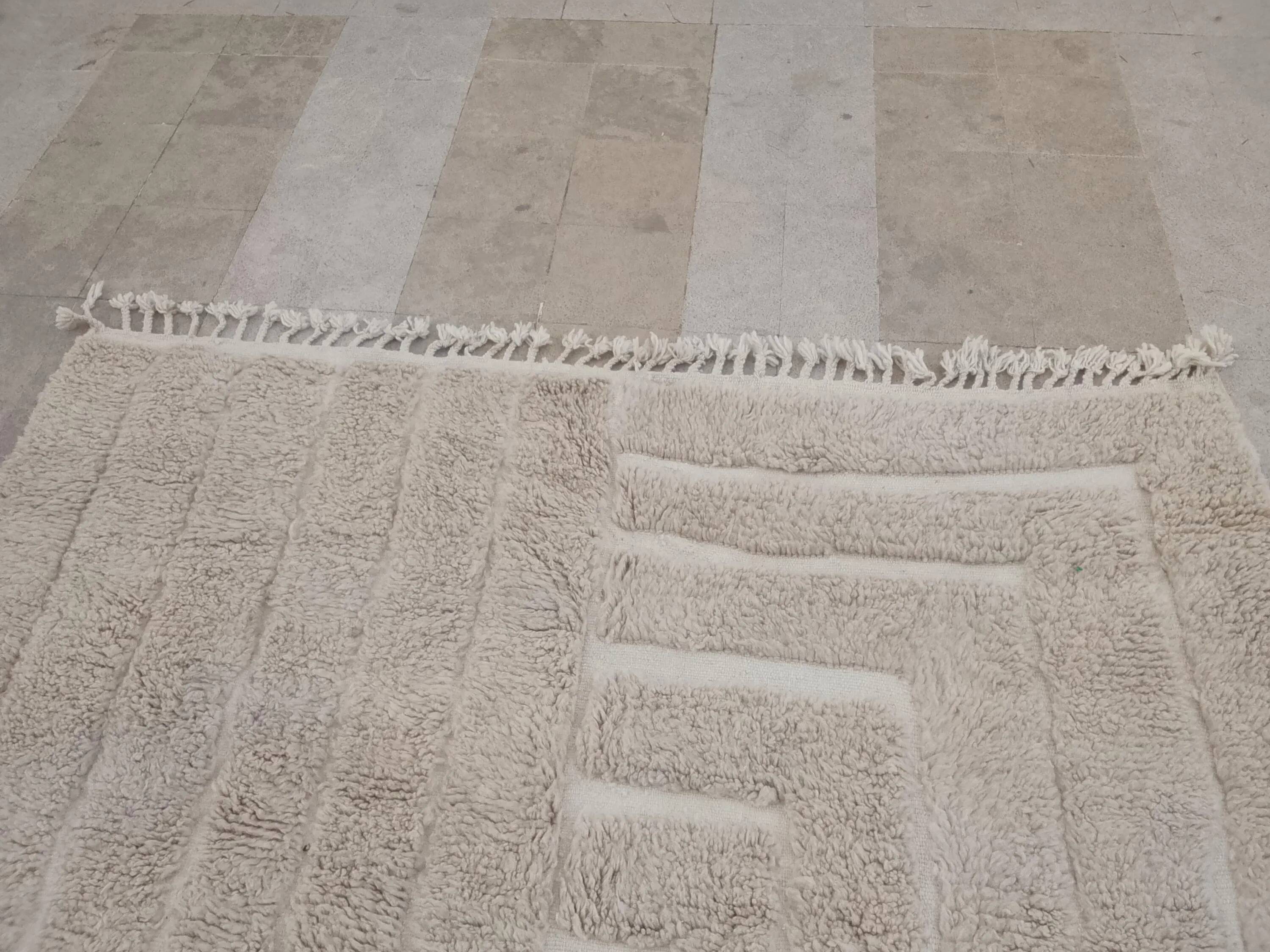 Superb Moroccan wool rug, handmade, dimensions 250x150 cm.
