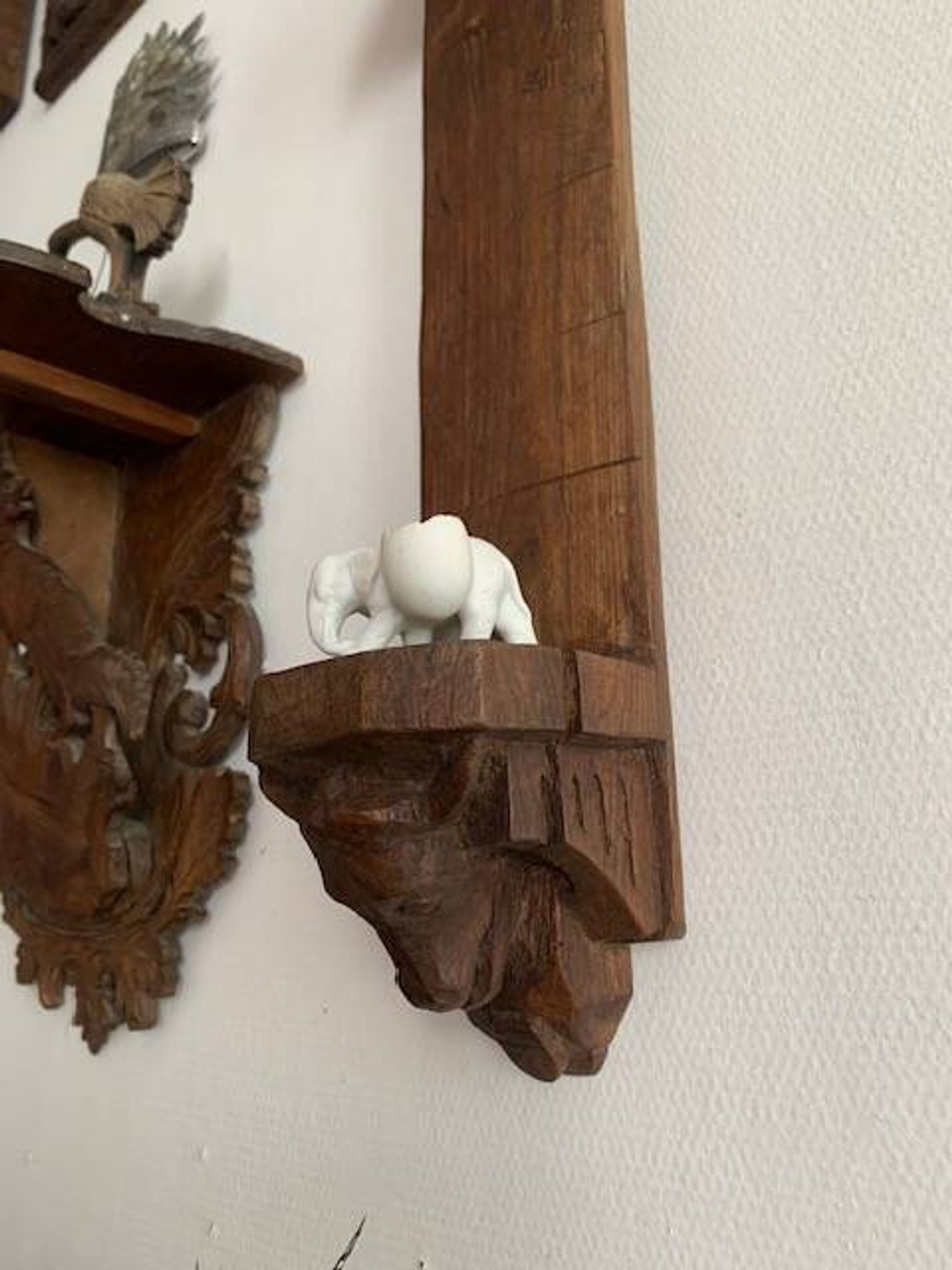 Socle mural en bois sculpté pour statue du 19e siècle