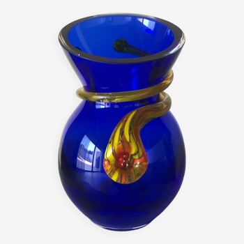 Vase bleu en verre de boheme