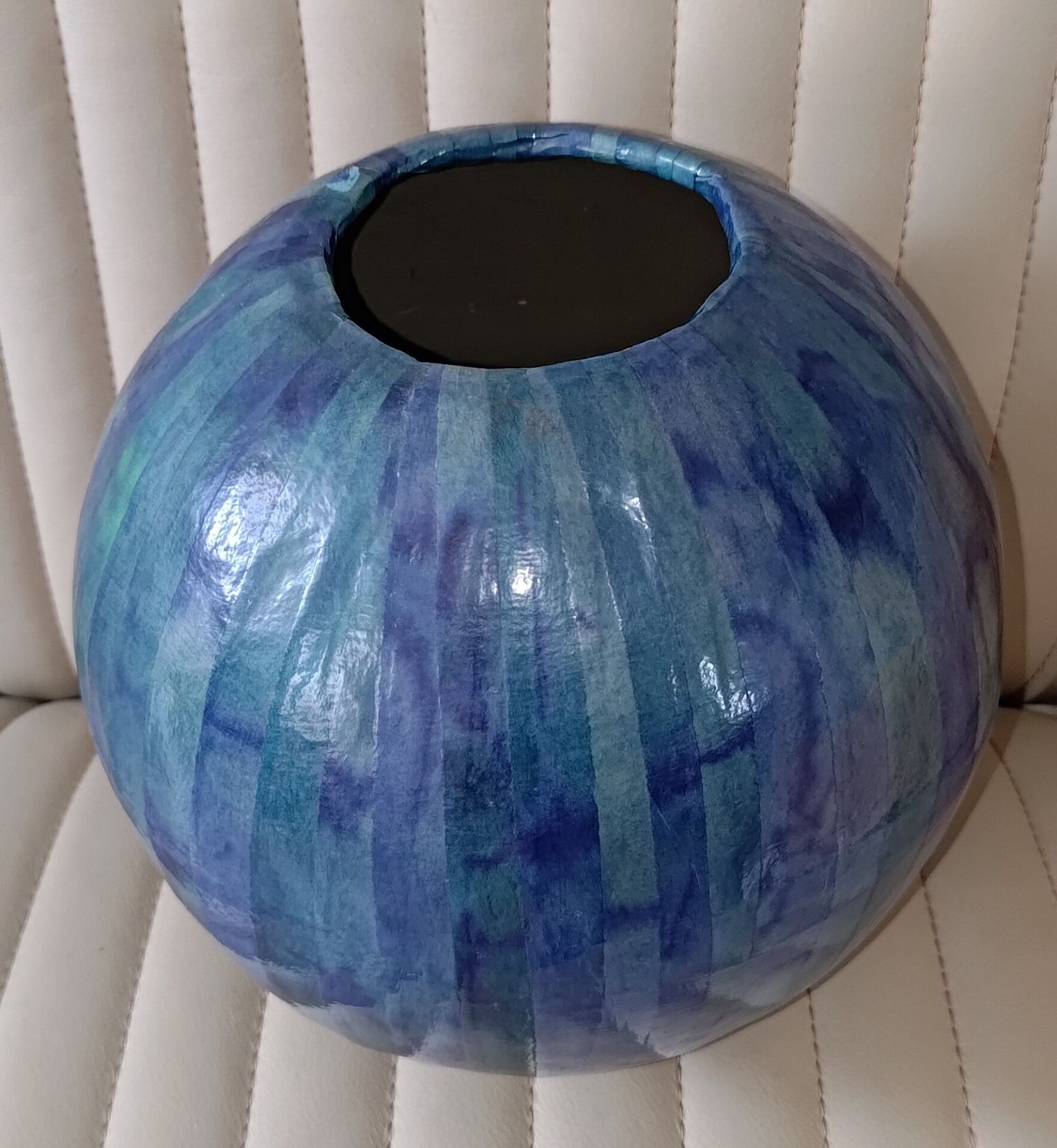 Vase boule carton bouilli