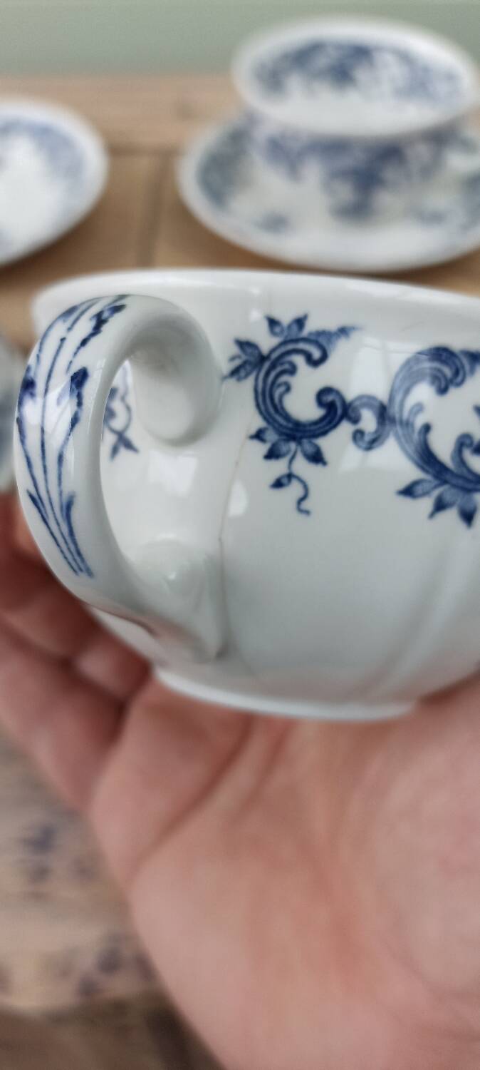 6 tea cups and saucers