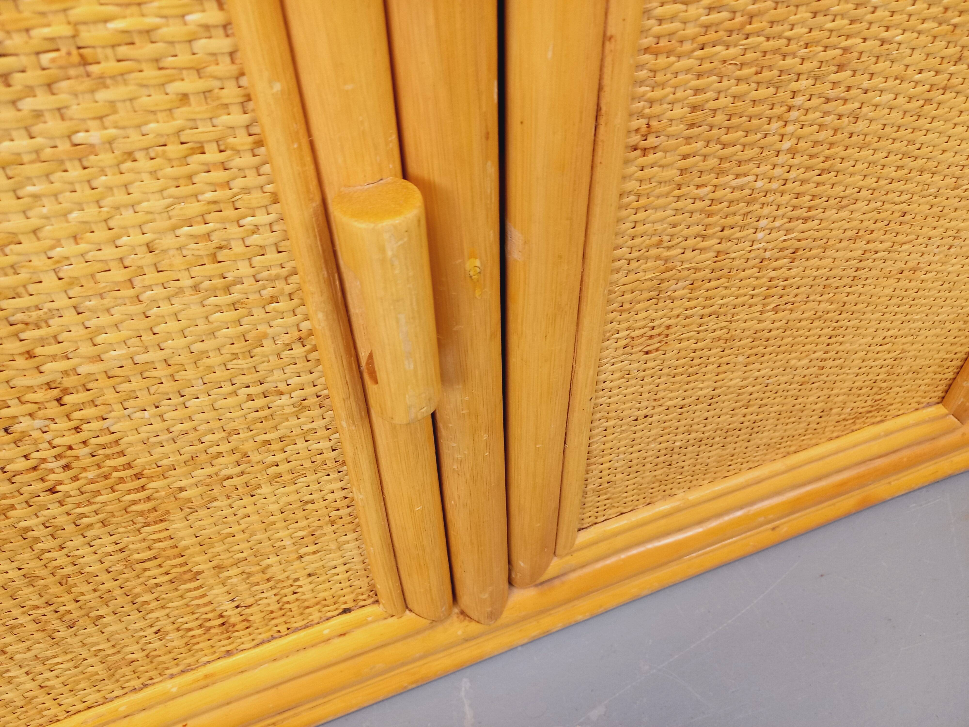 Vintage storage unit in rattan and woven rattan from the 1970s.
