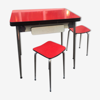 Table en formica rouge et ses 2 tabourets MDJ 1960