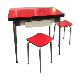 Table en formica rouge et ses 2 tabourets MDJ 1960