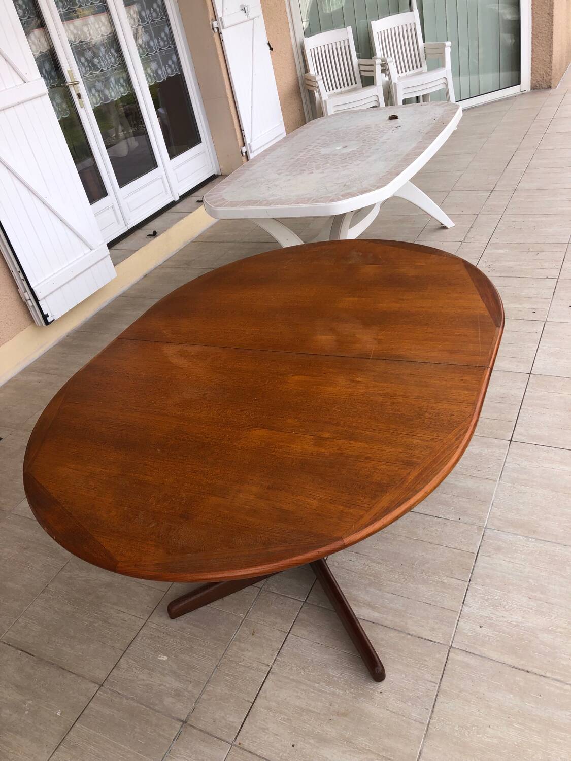 Baumann oval table in solid teak