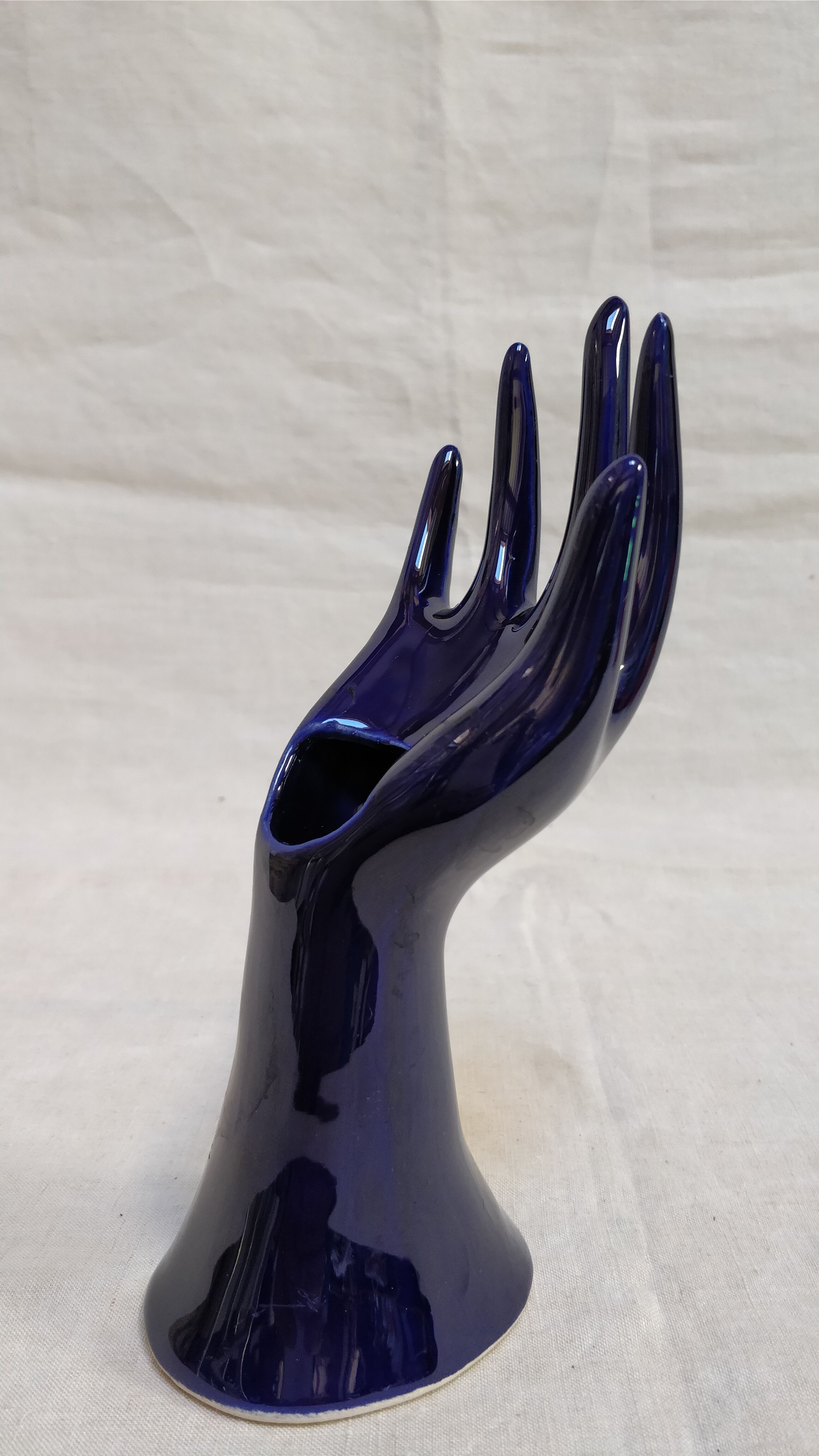 Hand baguier and blue soliflore overseas