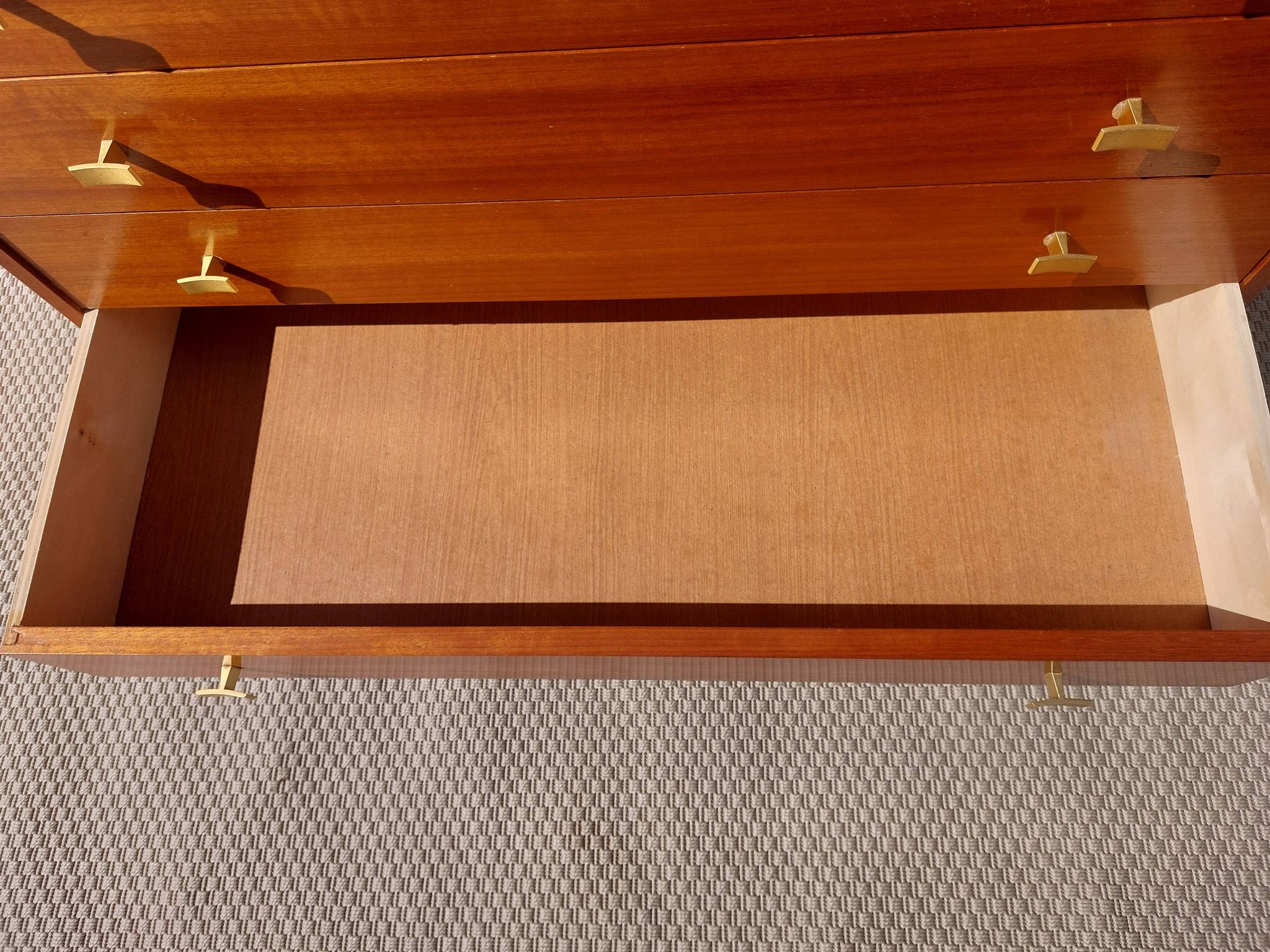 Scandinavian style commode