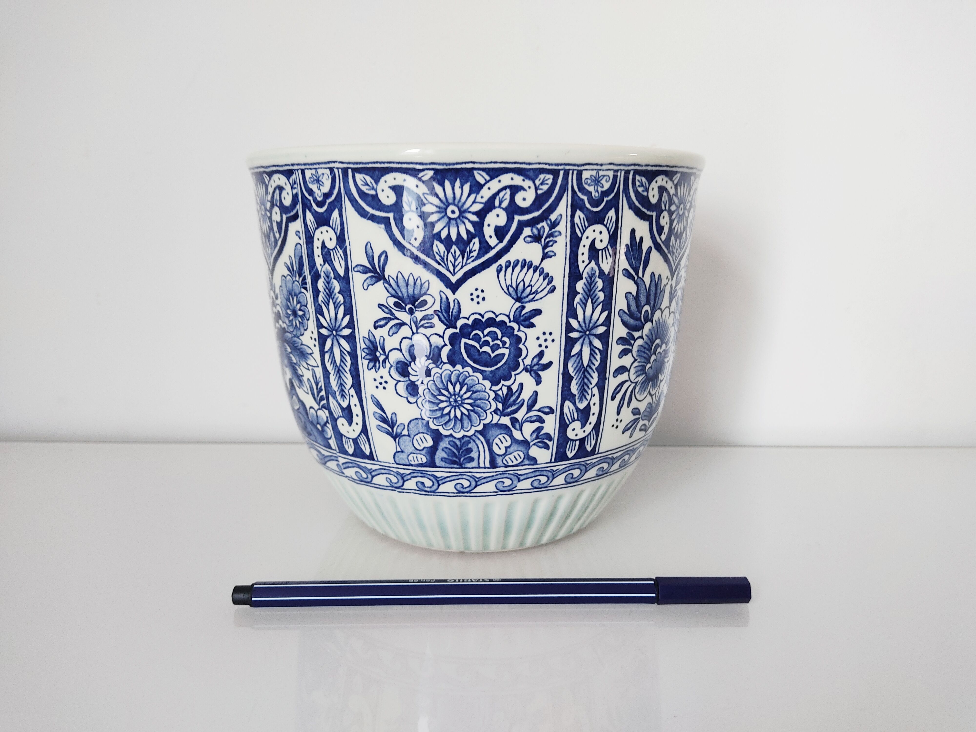 Earthenware pot petrus regout maastricht model delfts