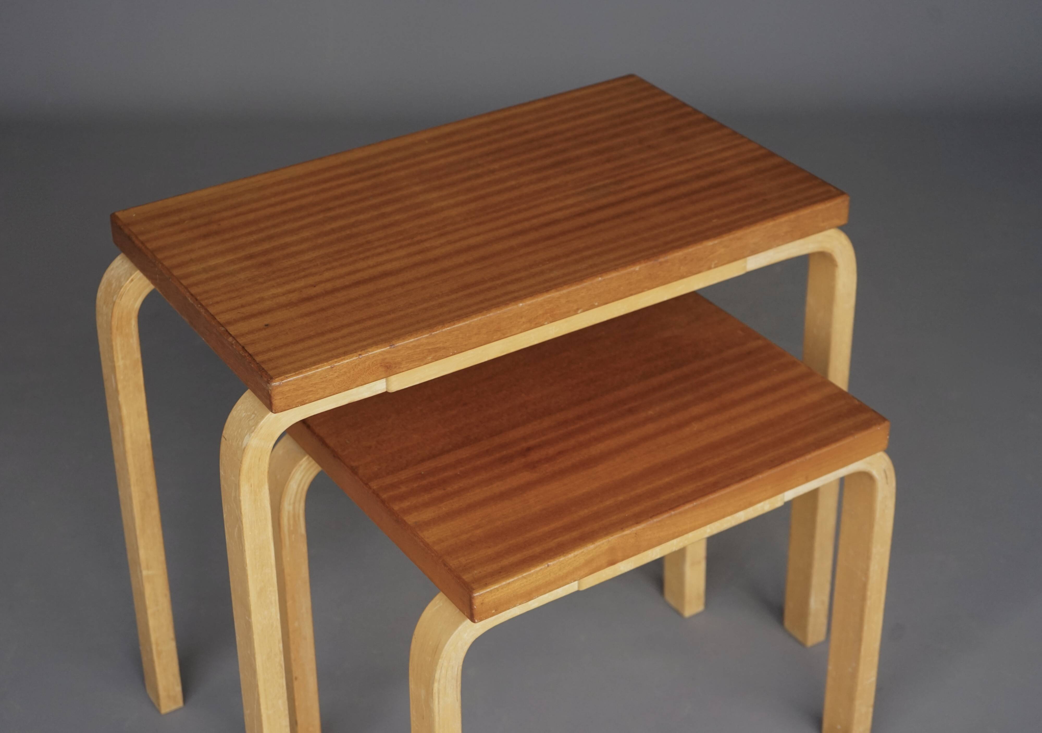 Tables gigognes modèle 88 par Alvar Aalto pour Artek, années 1960. Lot de 2