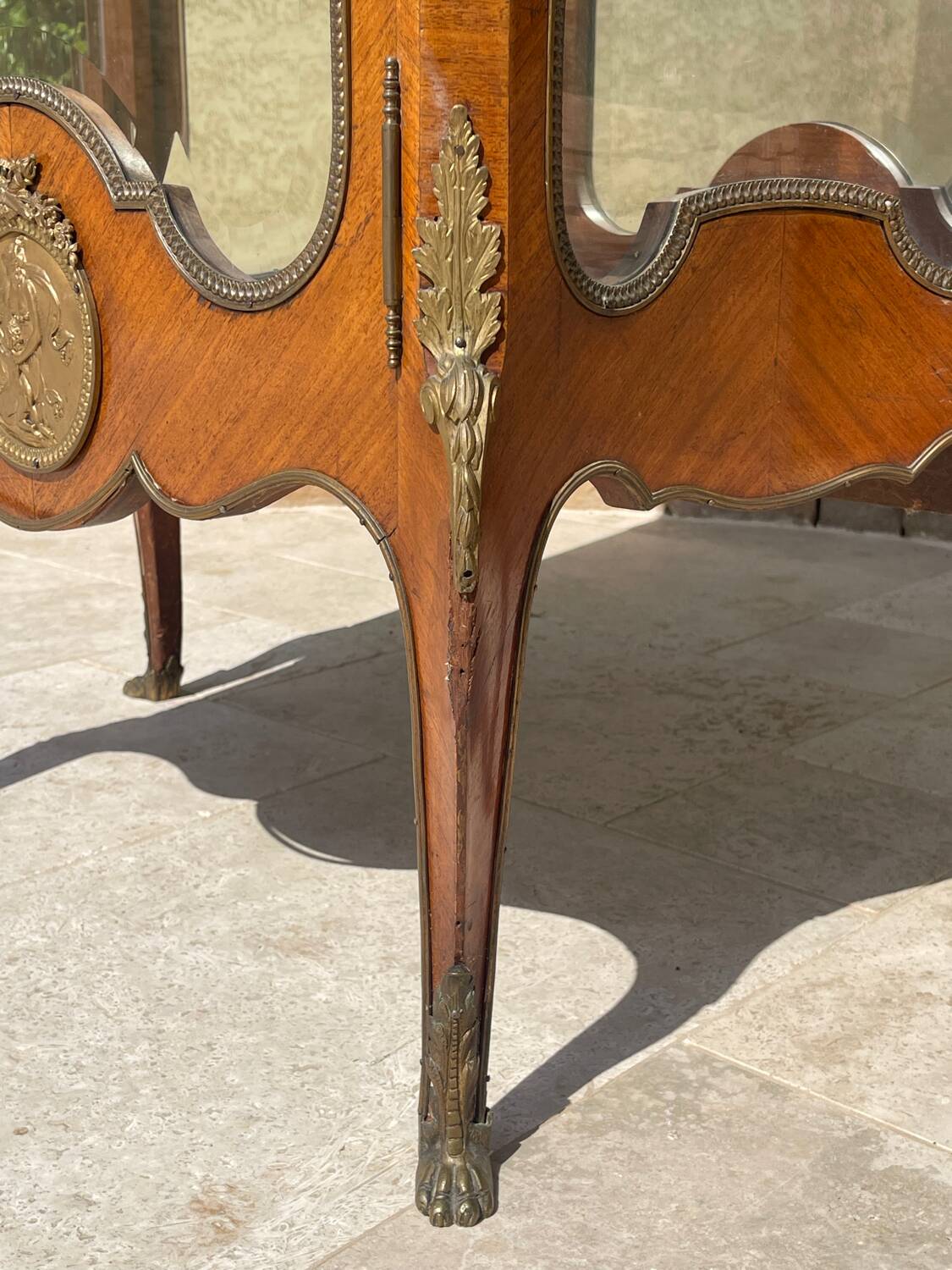 Vitrine en Marqueterie Style Louis XV