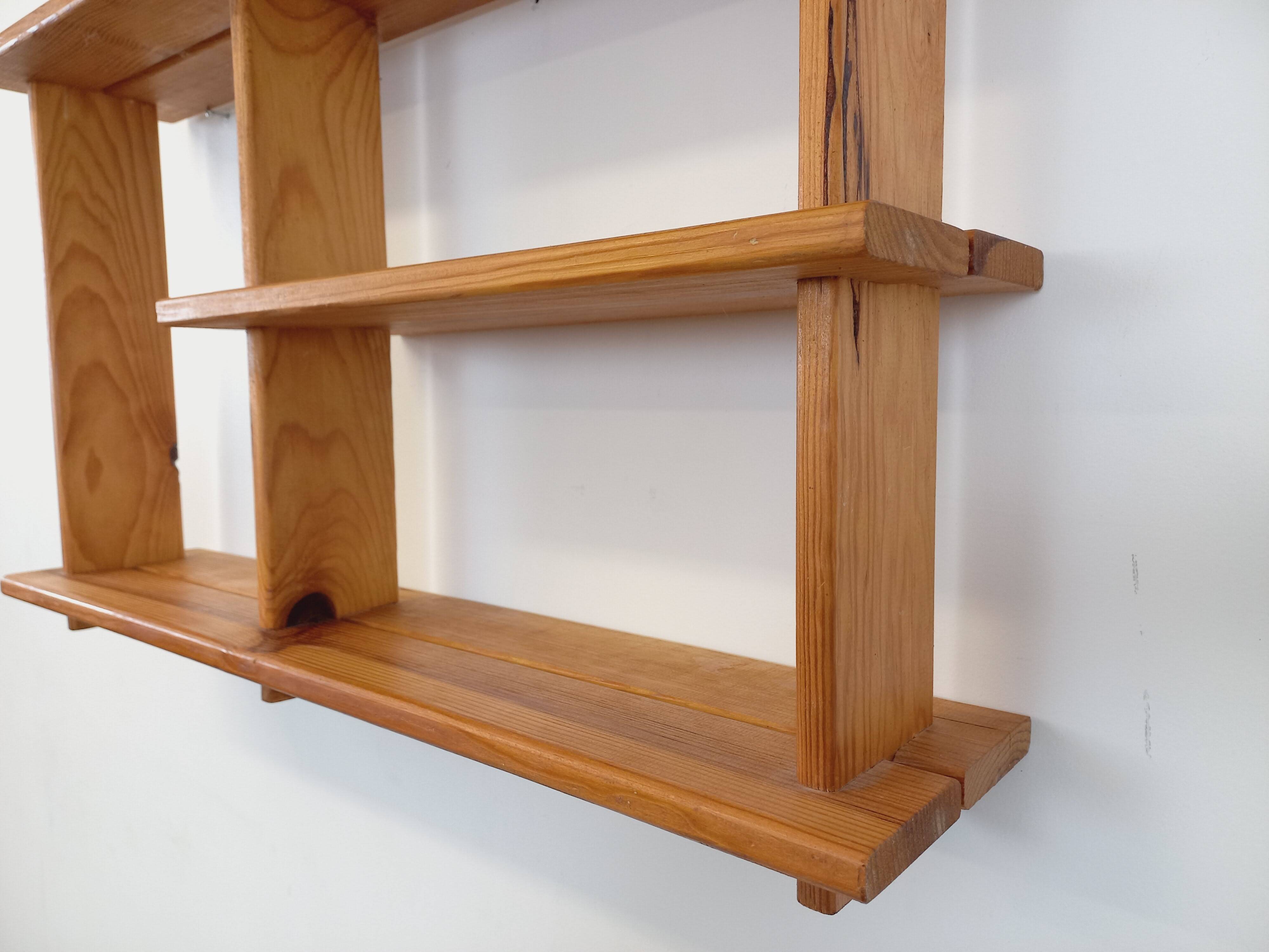 Vintage pine wall shelf in Maison Regain style from the 80s
