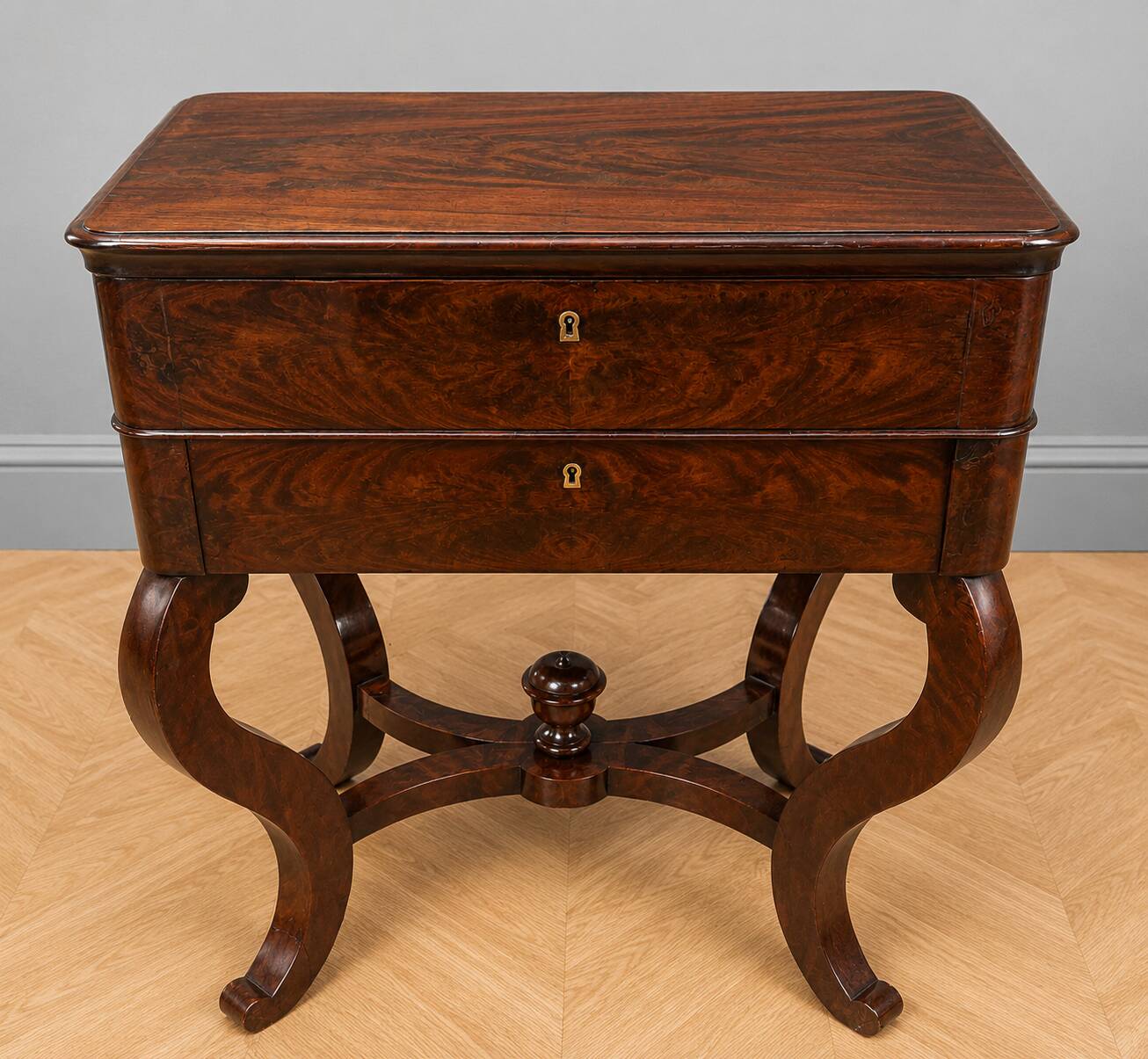 Dresser or vanity table from the Charles X / Empire period in mottled mahogany.