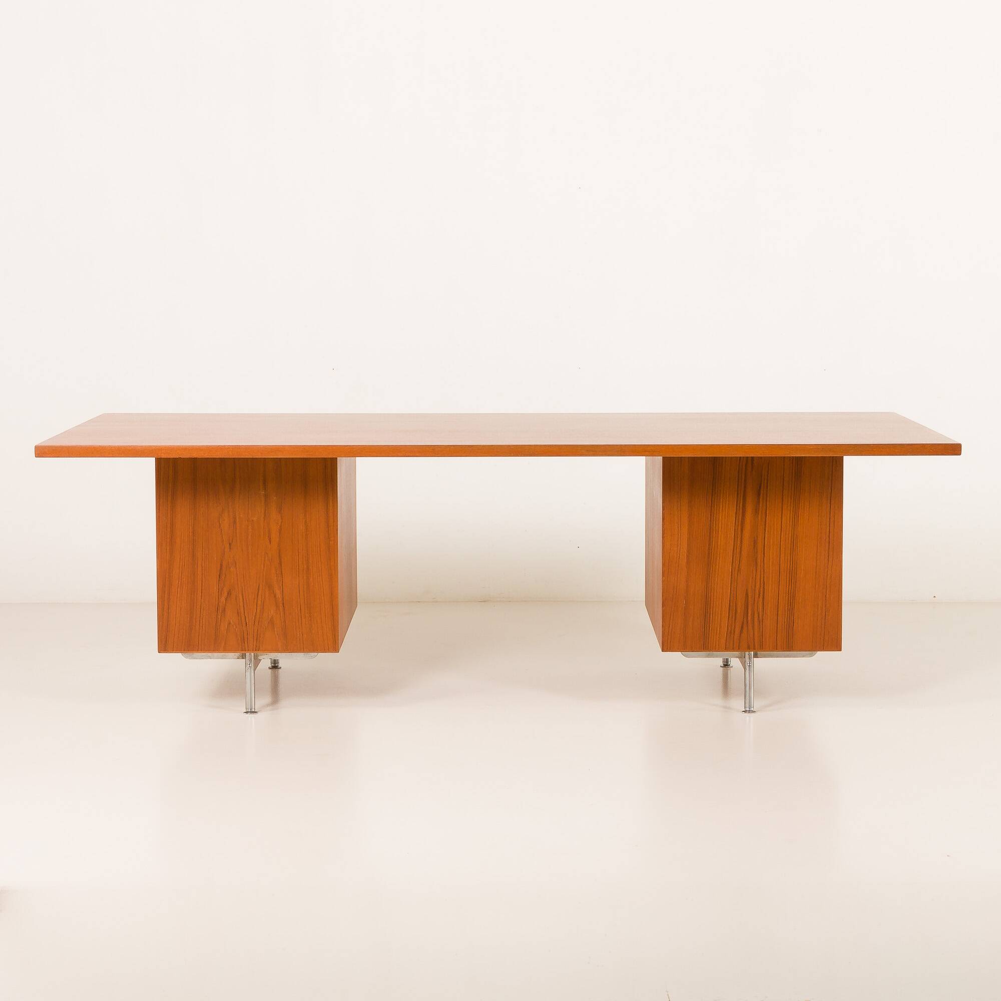 Bureau de direction extra large en teck, style danois du milieu du XXe siècle, années 1970